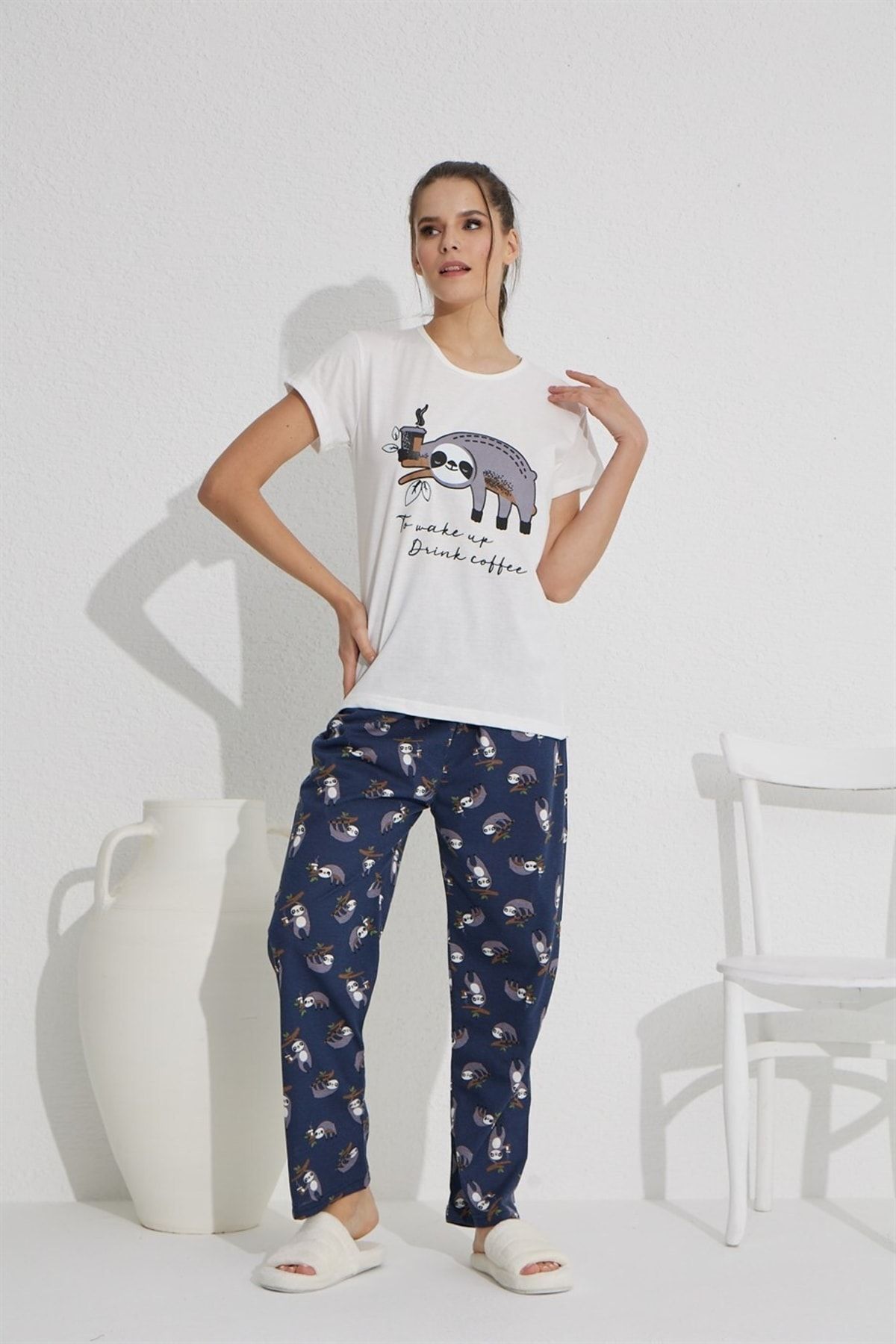 PIJAMASSTORE To Wake Up Baskılı Beyaz Kısa Kol Üst Lacivert Pantolon Boy Pijama Takımı