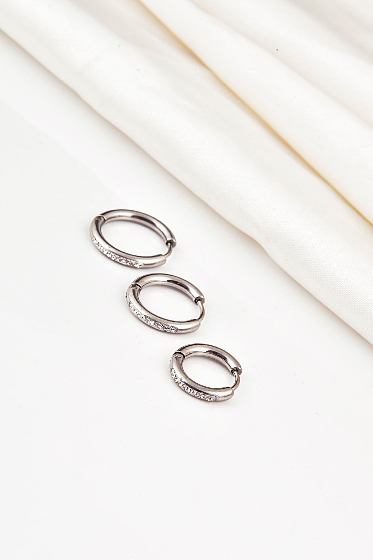 EUROMODA 3 Different Size Steel Earrings with Steel Ring Design