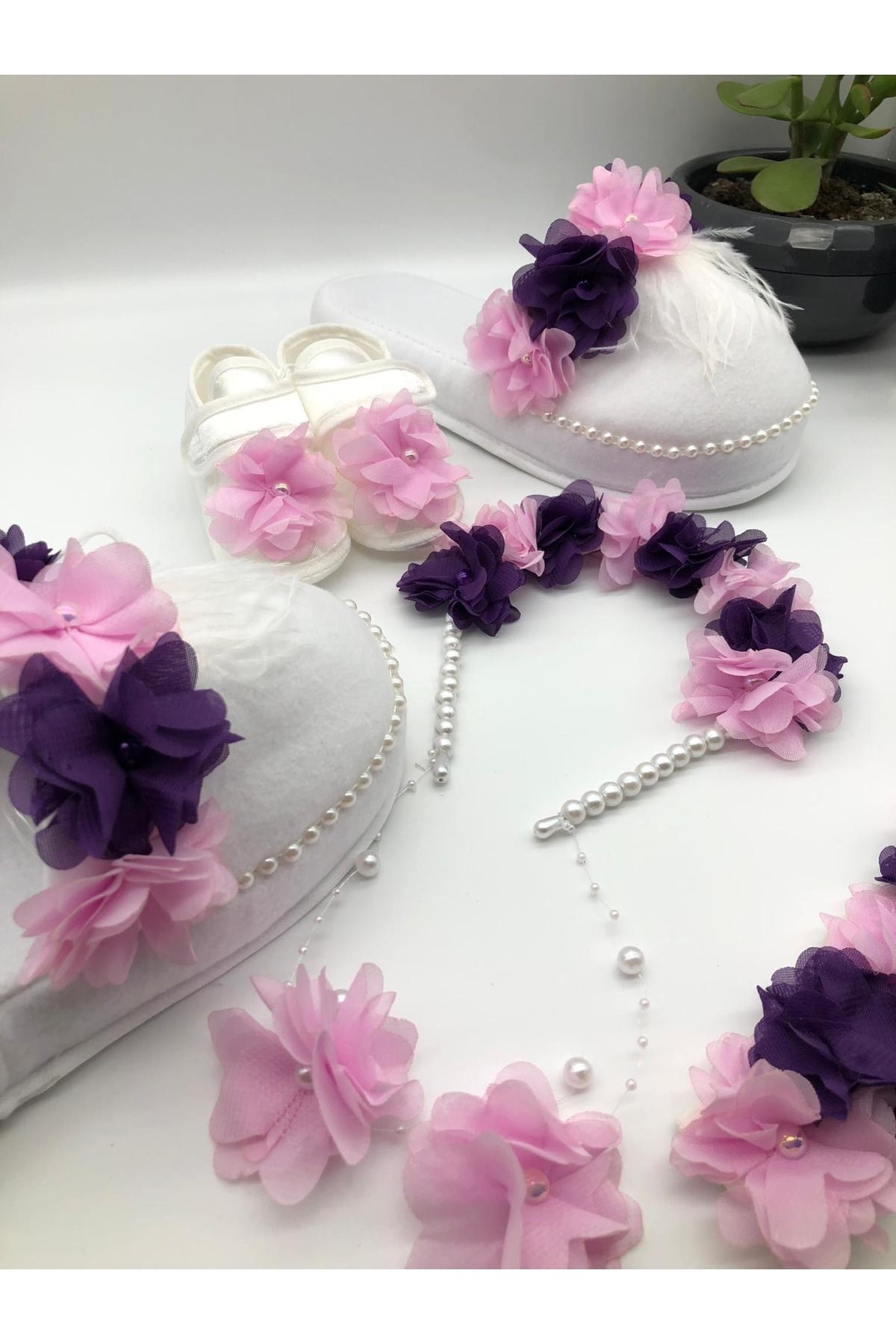 ArdaStore Anne Bebek Logusa Seti Mor Pembe Çiçekli Terlik Taç Bandana Patik fotoğrafı 2 (önizleme)