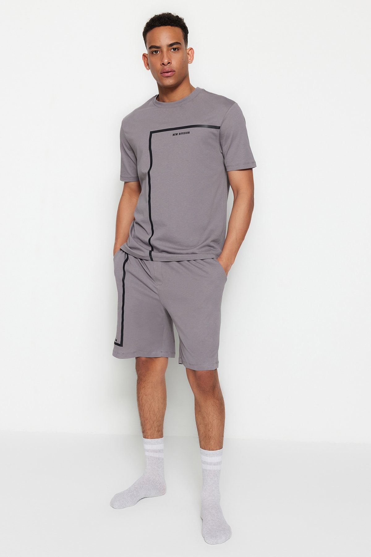 Trendyol Collection Szürke Regular Fit Crew Neck nyomott rövidnadrág pizsama szett TMNSS23PT00017