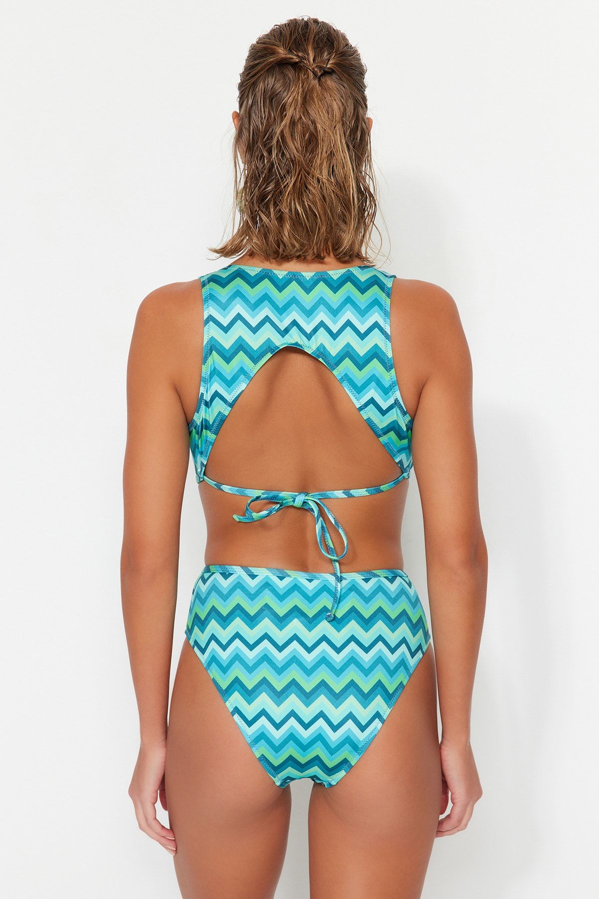 Trendyol Collection-Geometrisch gemusterter, tief ausgeschnittener, normaler Badeanzug mit hohem Beinausschnitt TBESS23MA00340 11