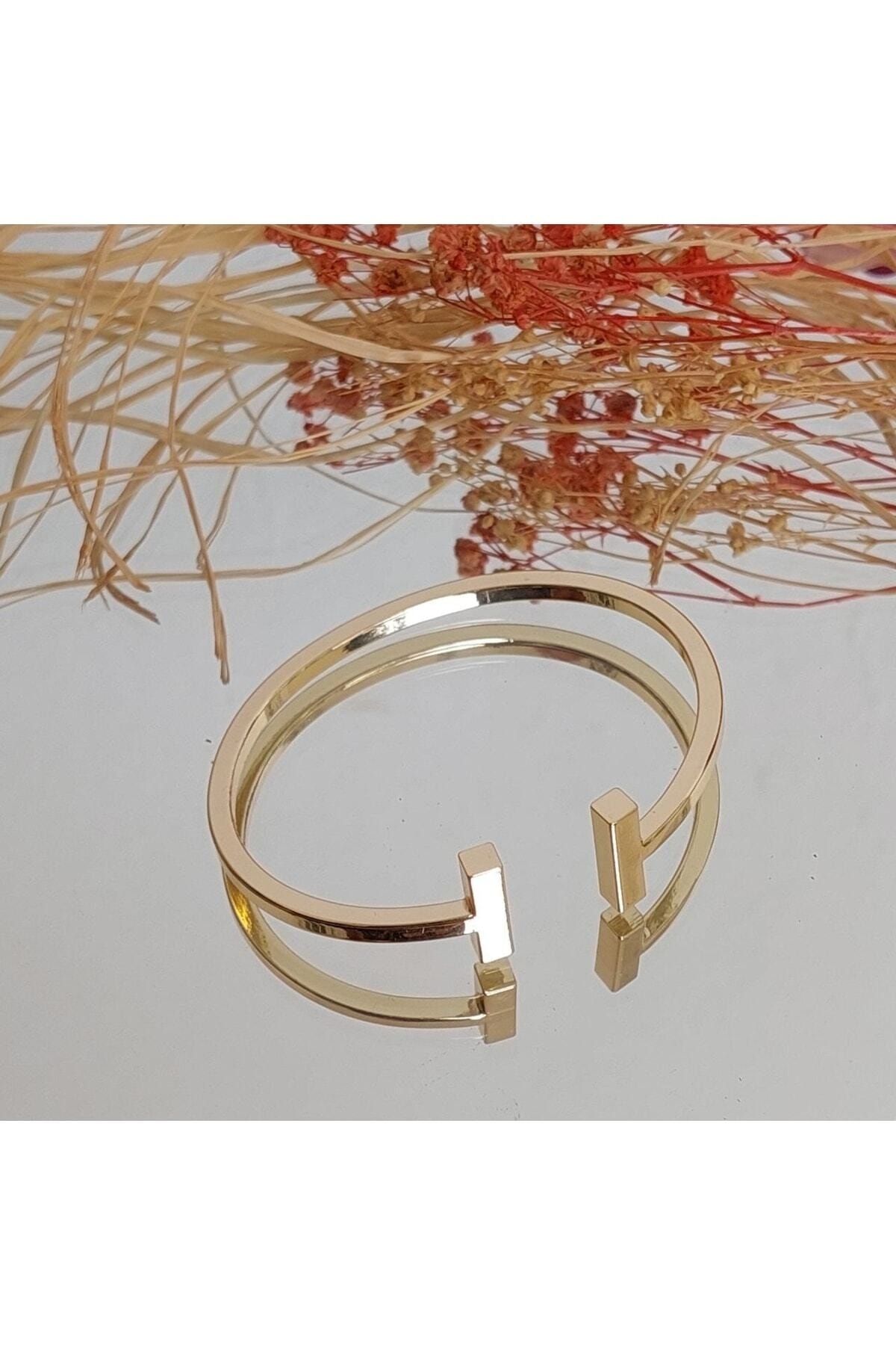 Tiffany T wide wire bracelet in 18k gold, medium. | Tiffany & Co.