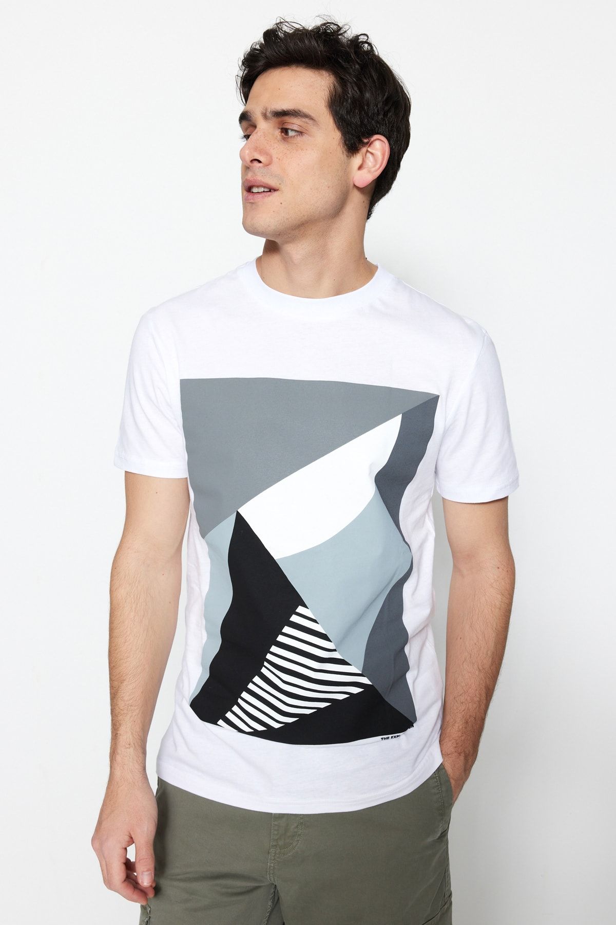Trendyol Collection Weißes schmales Herren-T-Shirt mit Rundhalsausschnitt  und geometrischem Aufdruck aus 100 % Baumwolle TMNSS20TS0641 - Trendyol