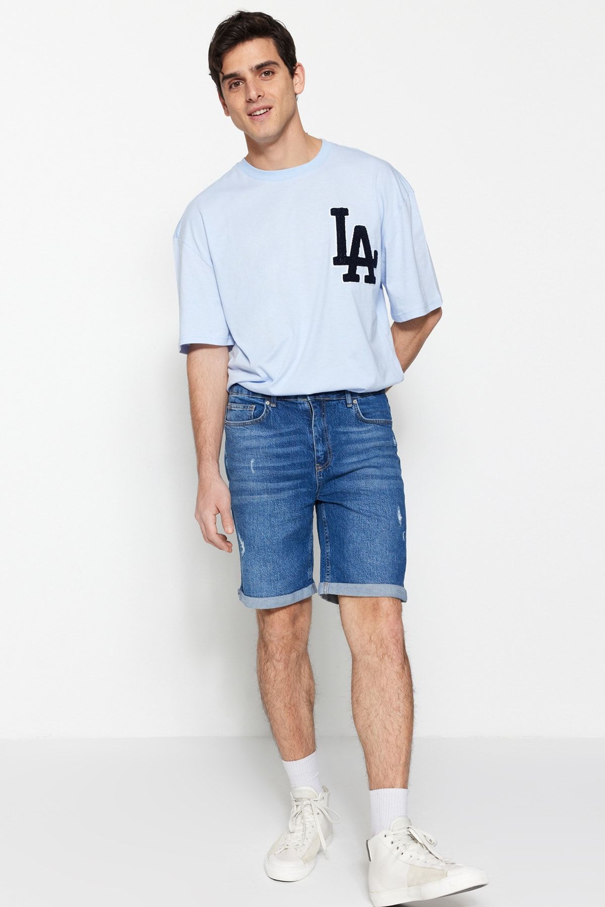 TRENDYOL MAN Lacivert Erkek Regular Fit Tırmık Destroylu Denim Kot Şort &amp; Bermuda TMNSS23SR00053 IV11801