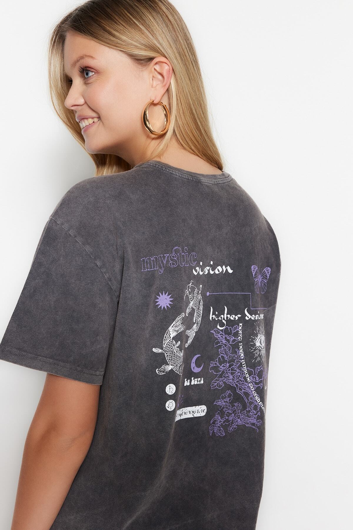 Trendyolmilla  Antrasit %100 Kalın Pamuklu Soluk Efektli Sırt Baskılı Boyfriend Örme T-Shirt TWOSS23TS00109 - Görsel 8