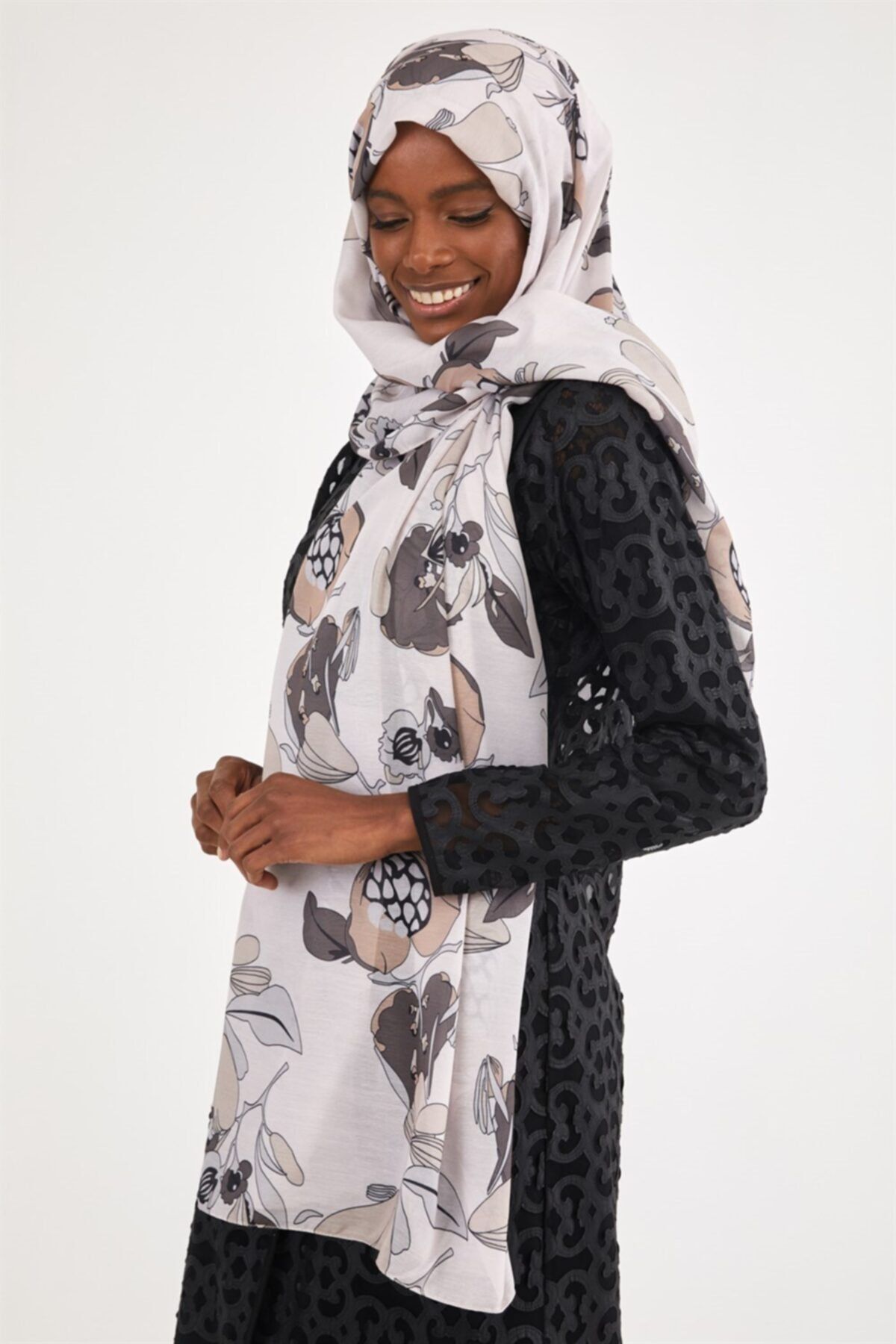 Differenza-Hydrangea Shawl Ecru 3