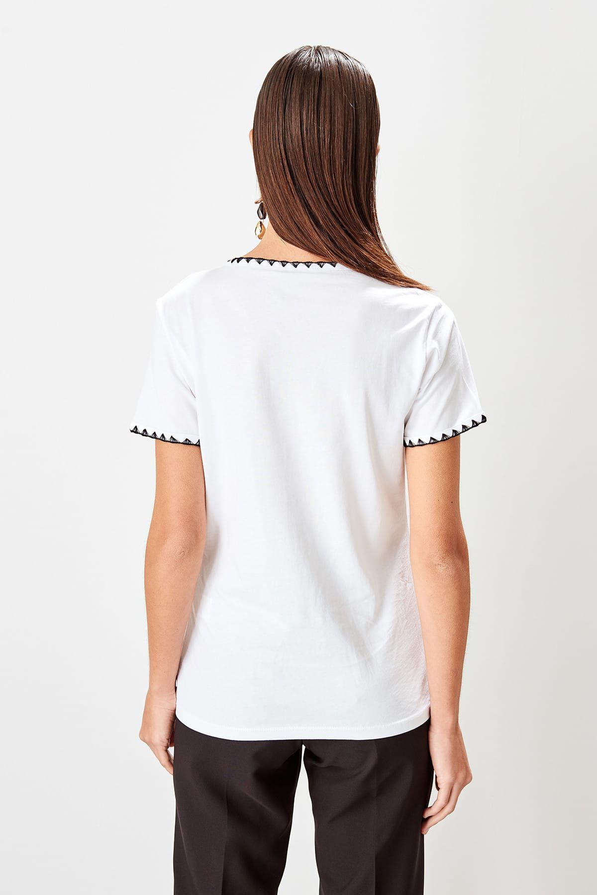 Trendyol Collection-Weißes Basic-Strick-T-Shirt aus 100 % Baumwolle mit Rundhalsausschnitt und Kontrastnähten TWOSS19AD0085 9