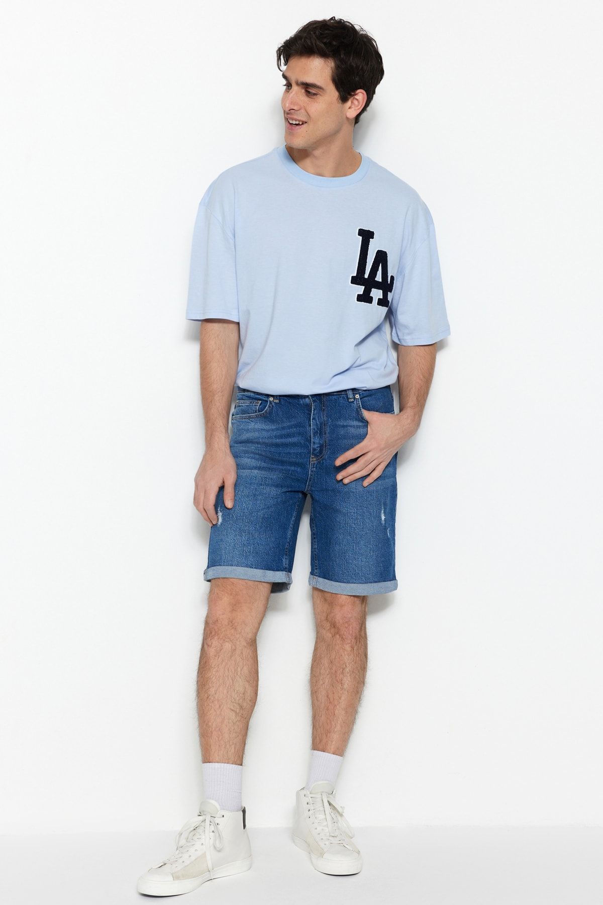 TRENDYOL MAN Lacivert Erkek Regular Fit Tırmık Destroylu Denim Kot Şort &amp; Bermuda TMNSS23SR00053 IV11801