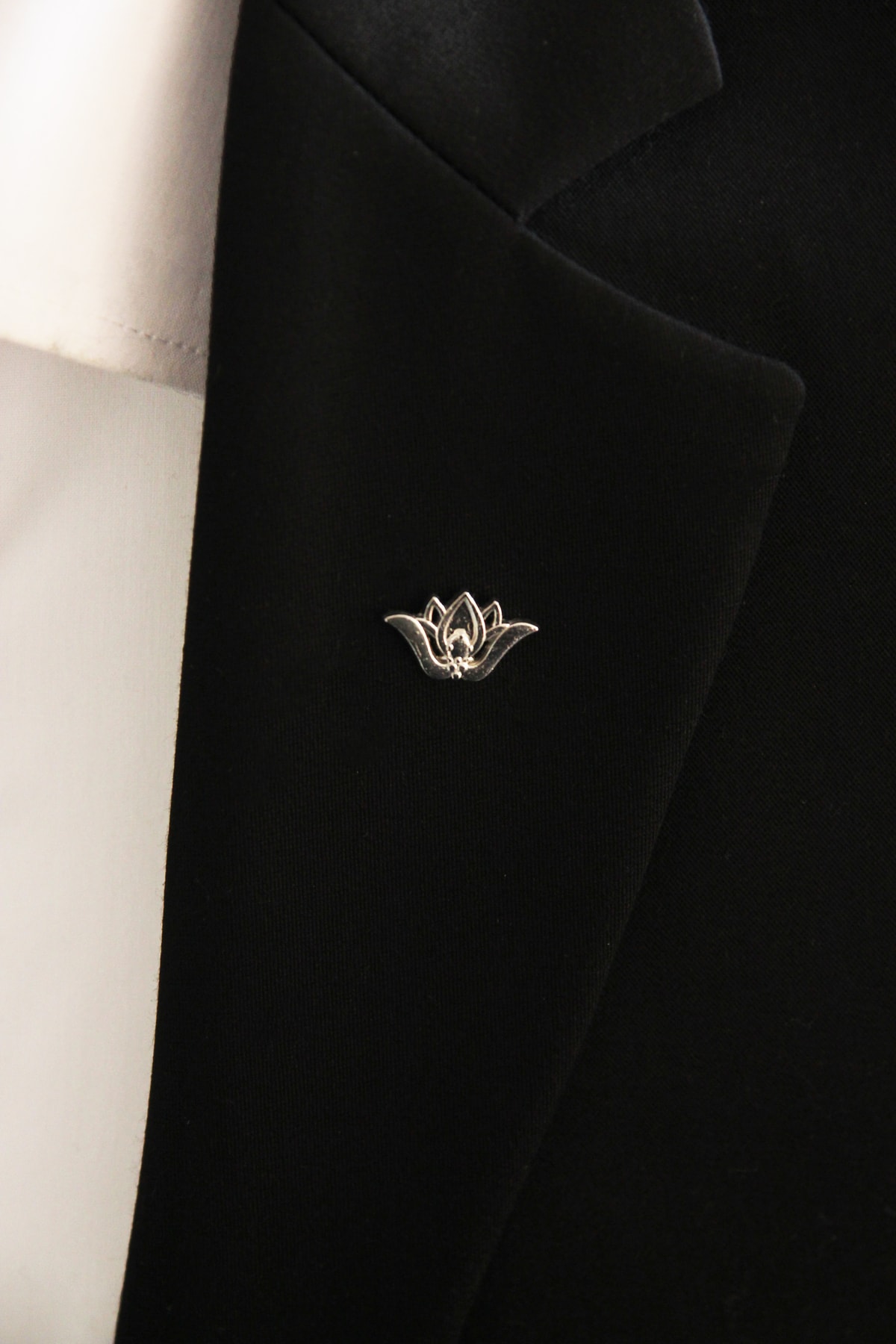 Le Voux Açık Gri Renk Ceket Yaka Iğnesi Broş Rozet