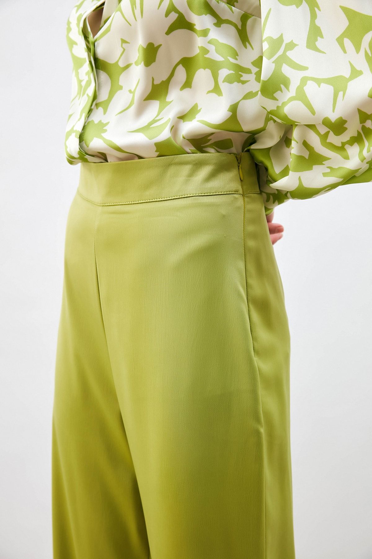 Sateen Yırtmaç Detaylı Saten Pantolon - Yağ Yeşili IR7519