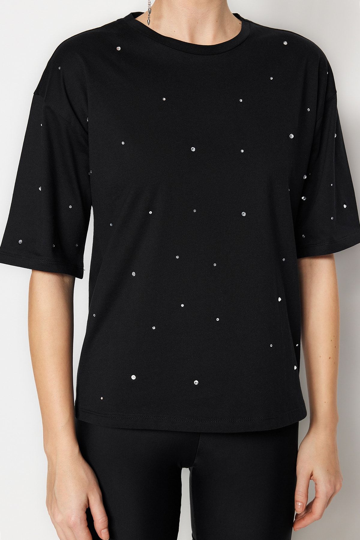Trendyol Collection-Weit geschnittenes T-Shirt mit Rundhalsausschnitt und schwarzen Steindetails – TWOSS23TS00153 4