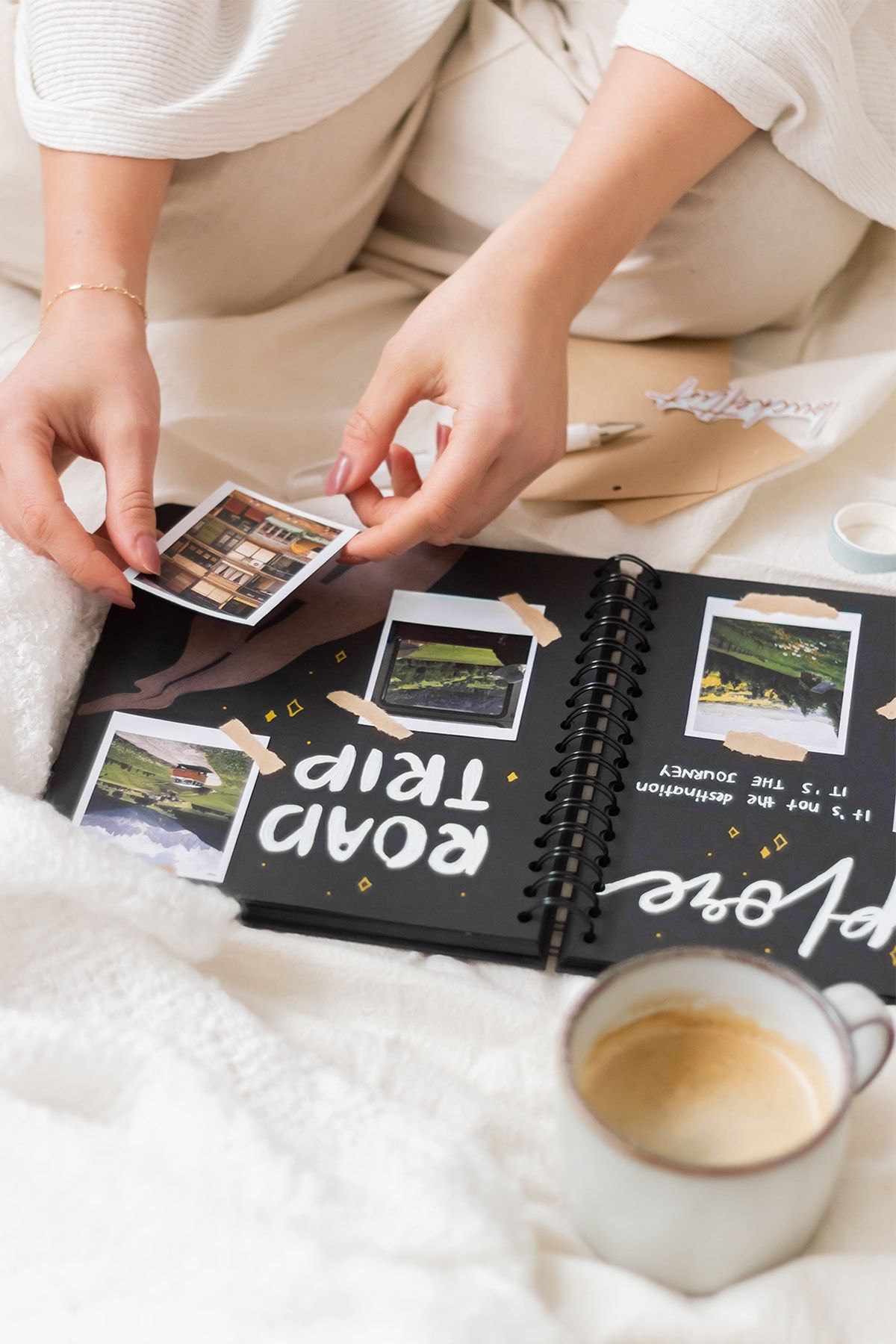 Matt Notebook-دفتر ذكريات مربع الشكل مقاس 18x21 على شكل ورقة سوداء + قلم Uni-ball Um-153 Signo Broad White مقاس 1.0 مم 4