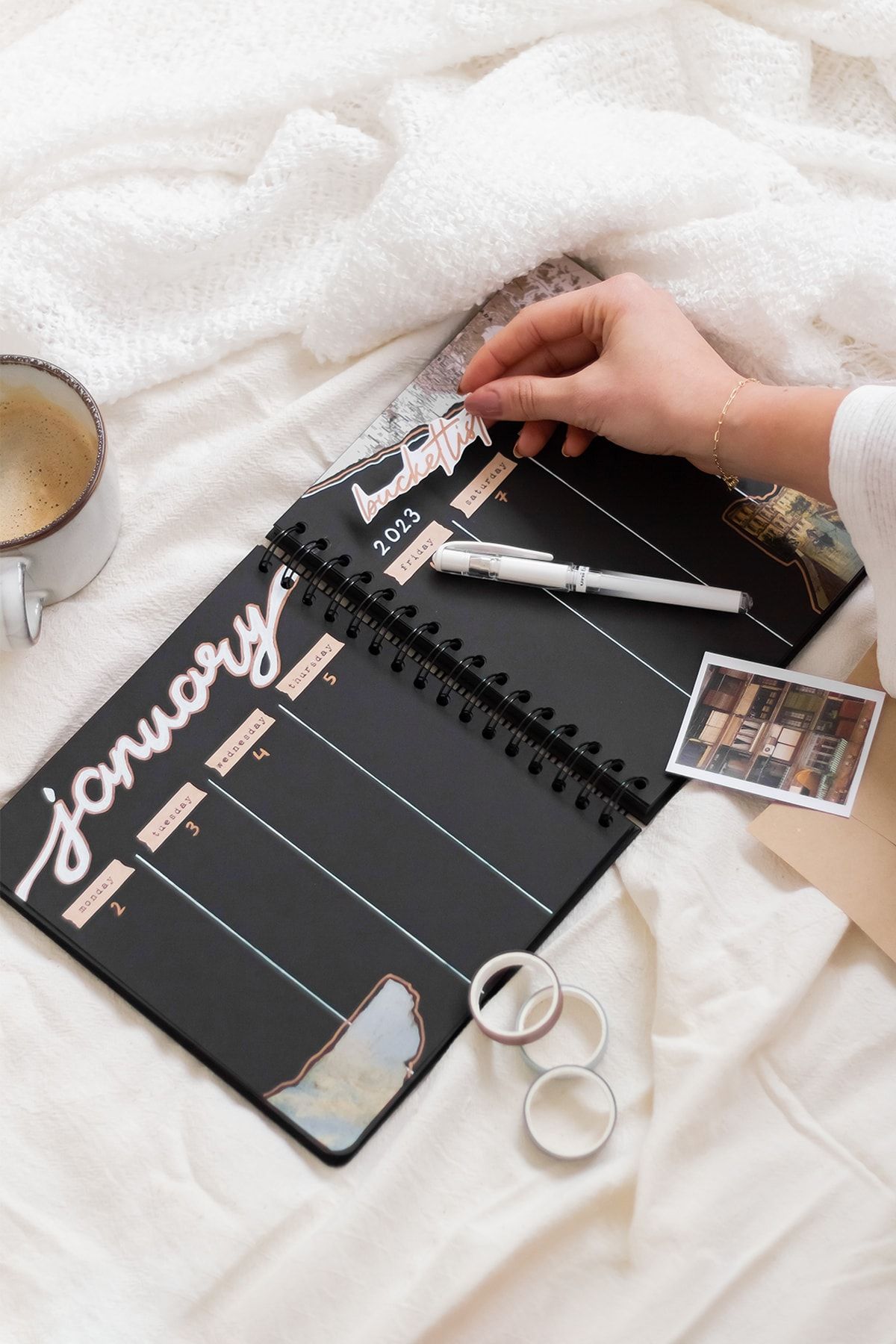 Matt Notebook-دفتر ذكريات مربع الشكل مقاس 18x21 على شكل ورقة سوداء + قلم Uni-ball Um-153 Signo Broad White مقاس 1.0 مم 5