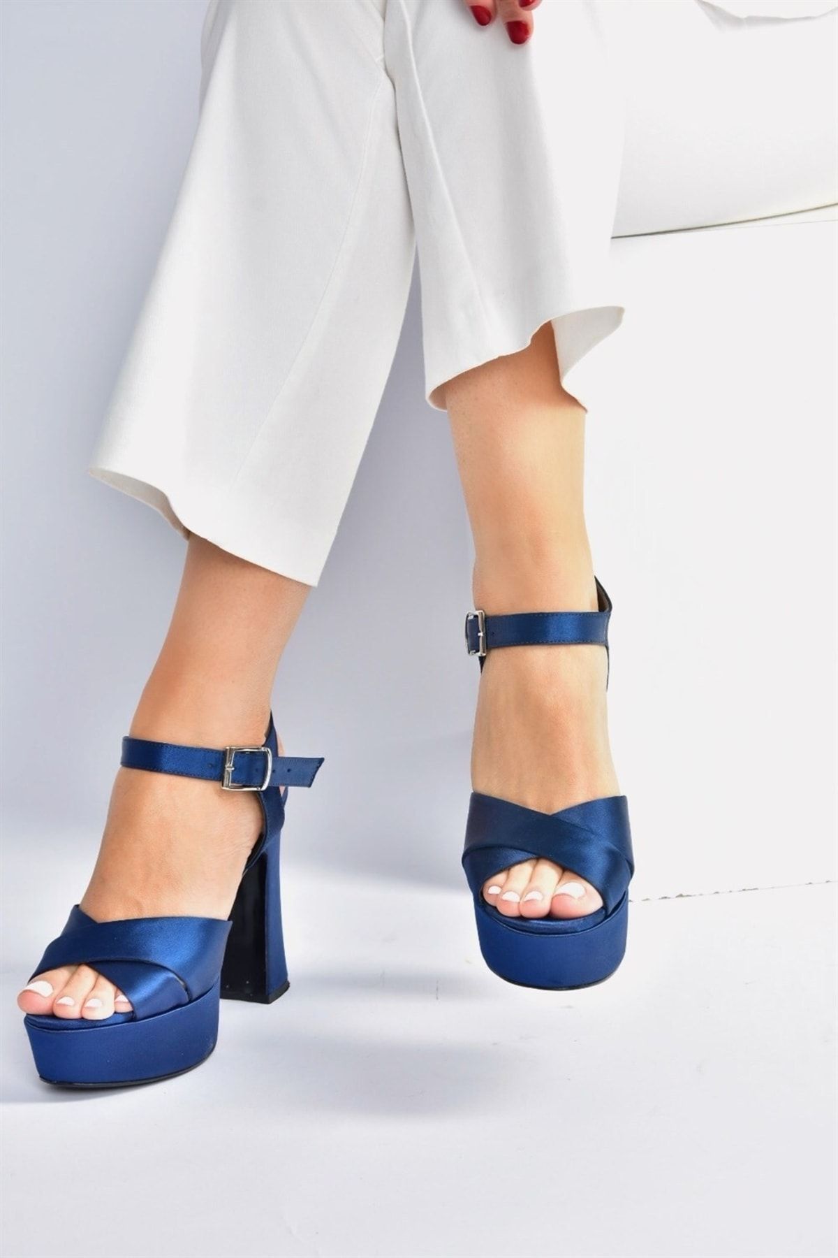 Fox Shoes-Marineblaue Satinstoff-Abendschuhe mit Plateauabsatz für Damen M348202404 3