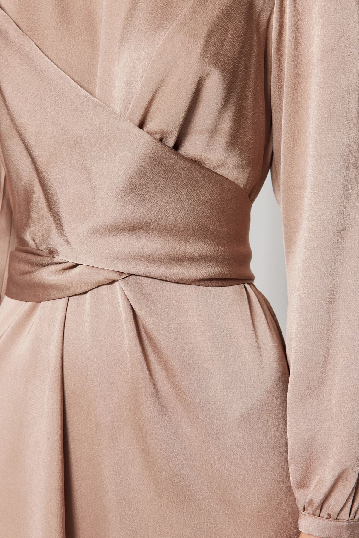 Trendyol Modest-Beigefarbenes Satin-Abendkleid mit überkreuzten Bindedetails TCTAW22EB0105 5