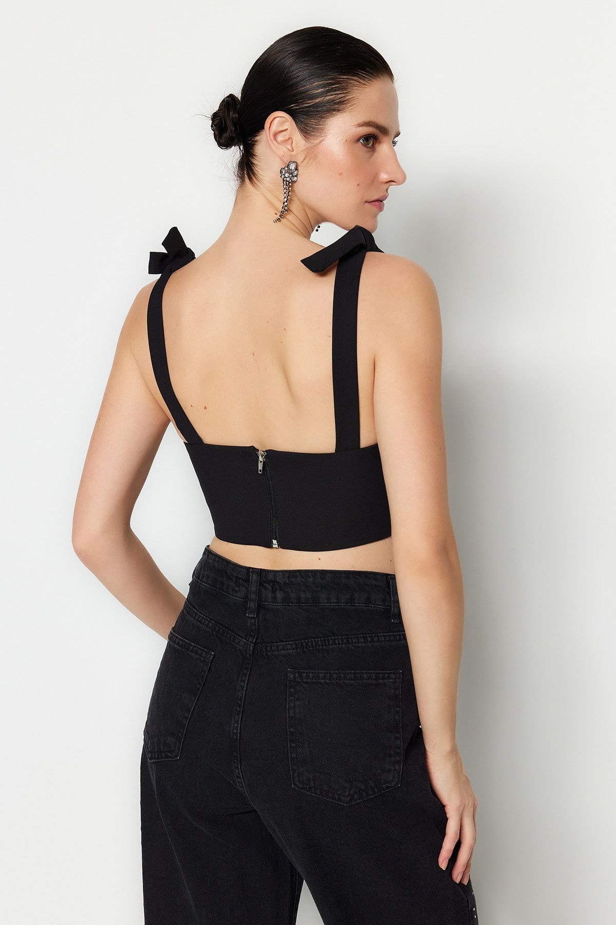 Trendyol Collection-TPRSS22BS0024, Modell: Schwarzes, kurzes Bustier mit Bügel 6