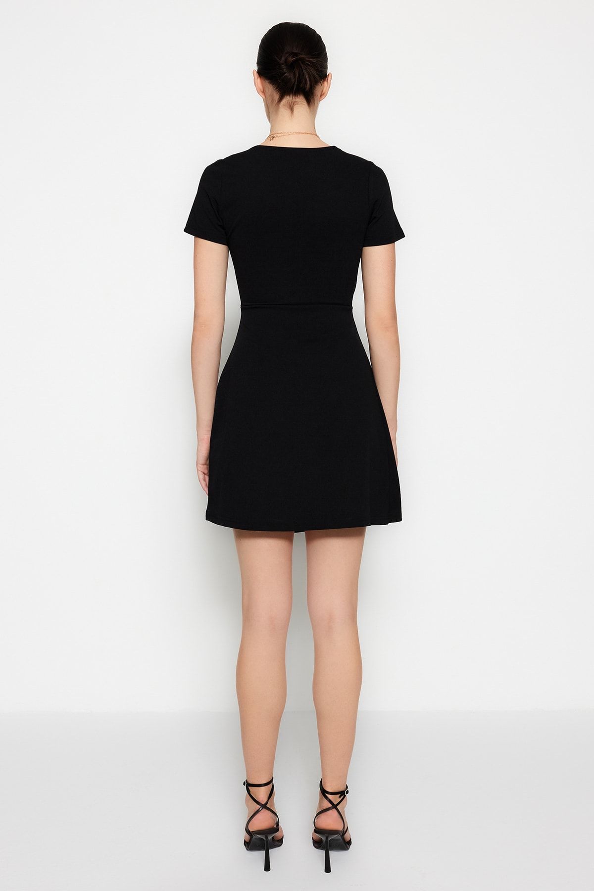 Trendyol Collection-Schwarzes, zweireihiges Mini-Strickkleid aus Crêpe in A-Linie mit zweireihigem Ausschnitt TWOSS23EL01703 5