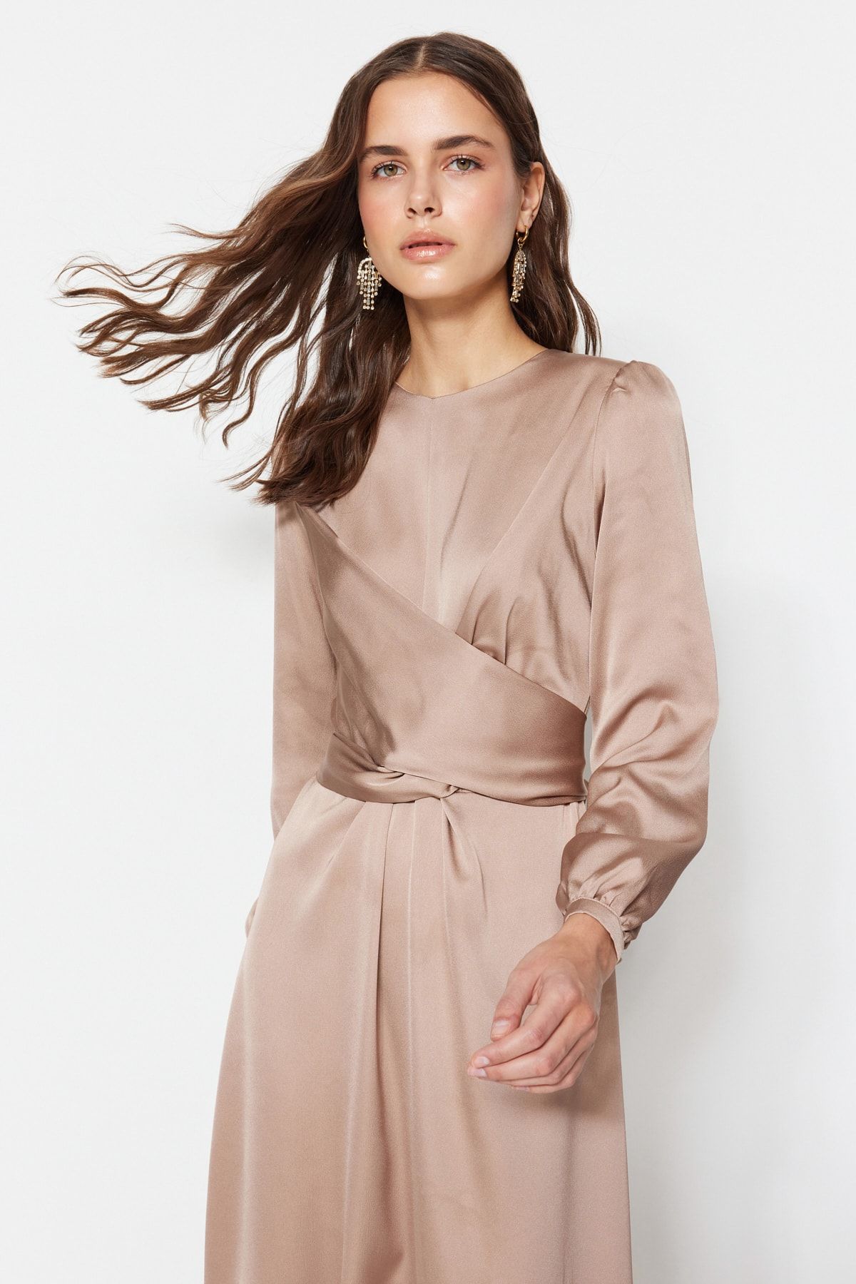 Trendyol Modest-Beigefarbenes Satin-Abendkleid mit überkreuzten Bindedetails TCTAW22EB0105 4