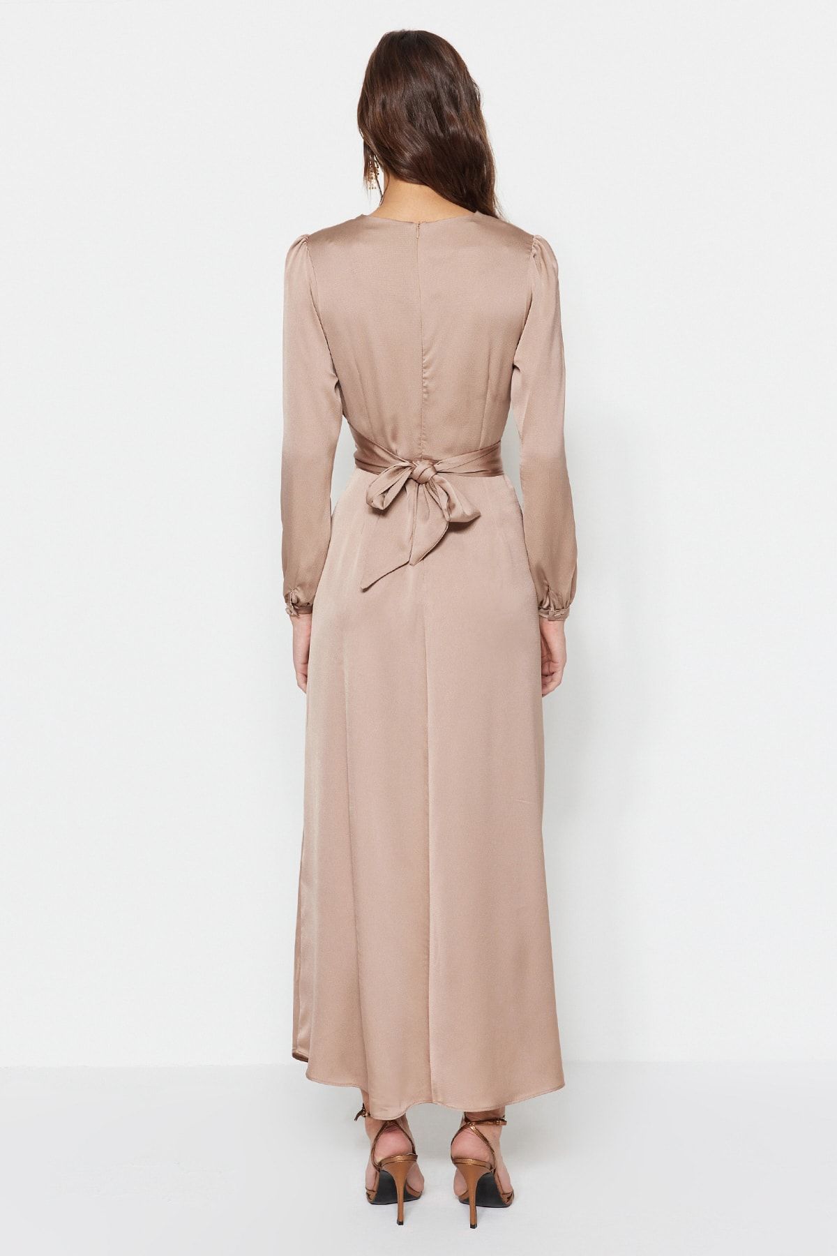 Trendyol Modest-Beigefarbenes Satin-Abendkleid mit überkreuzten Bindedetails TCTAW22EB0105 6