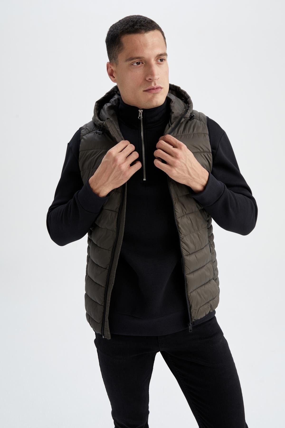 DeFacto Slim Fit Kapüşonlu Su İtici Hafif Şişme Yelek QE8251