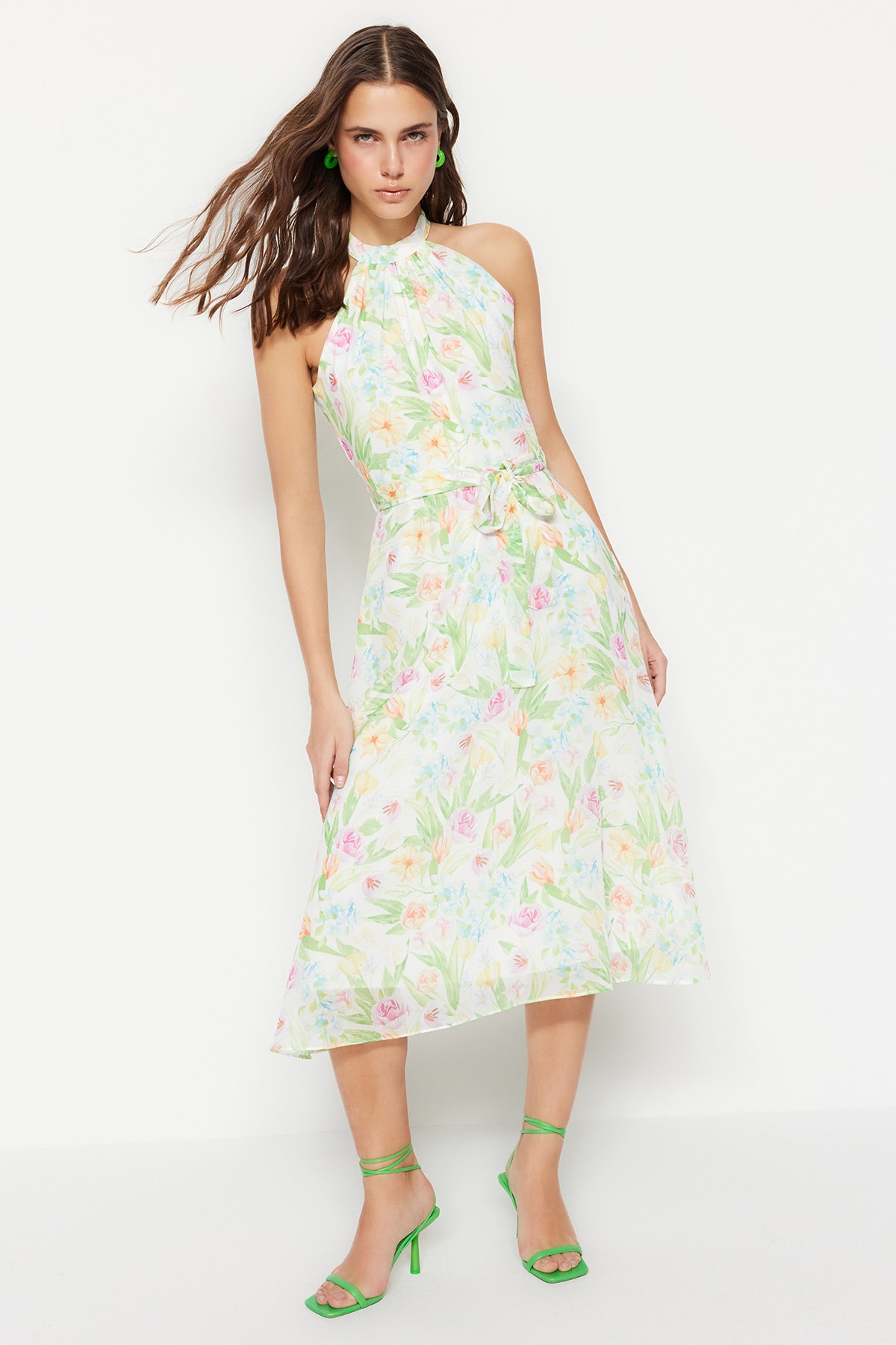 Trendyolmilla  Beyaz Çiçek Desenli Kuşaklı A Kesim Halter Yaka Astarlı Şifon Uçuş Uçuş Midi Elbise TWOSS20EL2536 - Görsel 4