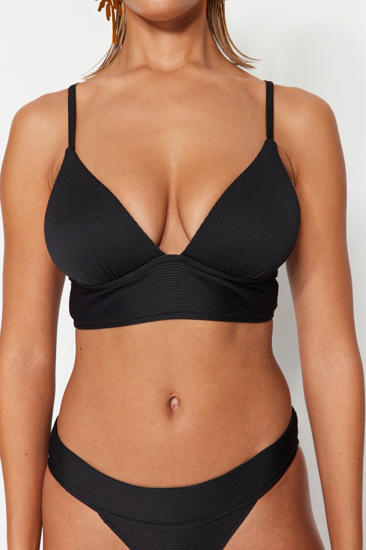 Trendyol Collection-Schwarzes, dreieckiges, strukturiertes Push-up-Bikinioberteil TBESS21BU0010 3