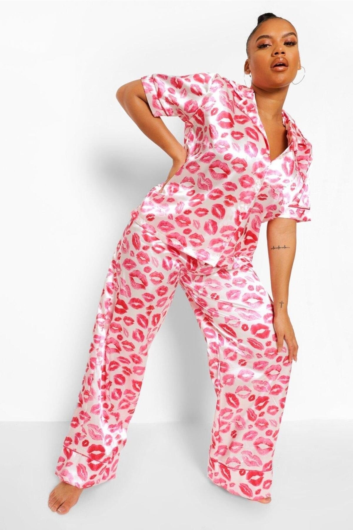 For Big Trend Kadın Büyük Beden Dudak Baskılı Yakalı Düğmeli Maskeli Alt Bel Lastik Saten Pijama Takım