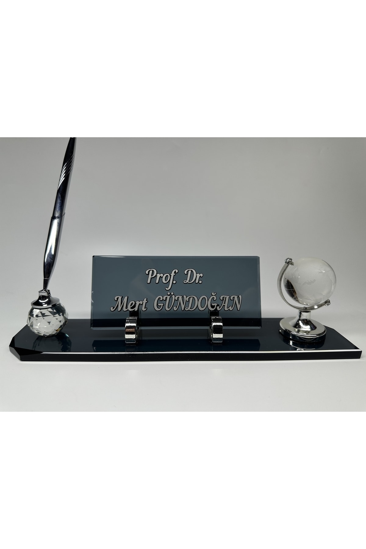 Gündoğan Kristal Füme Cam Masa Isimliği Tek Kalem Ve Dünya Aksesuarlı Kabartma Yazılı Ofis Hediyelik