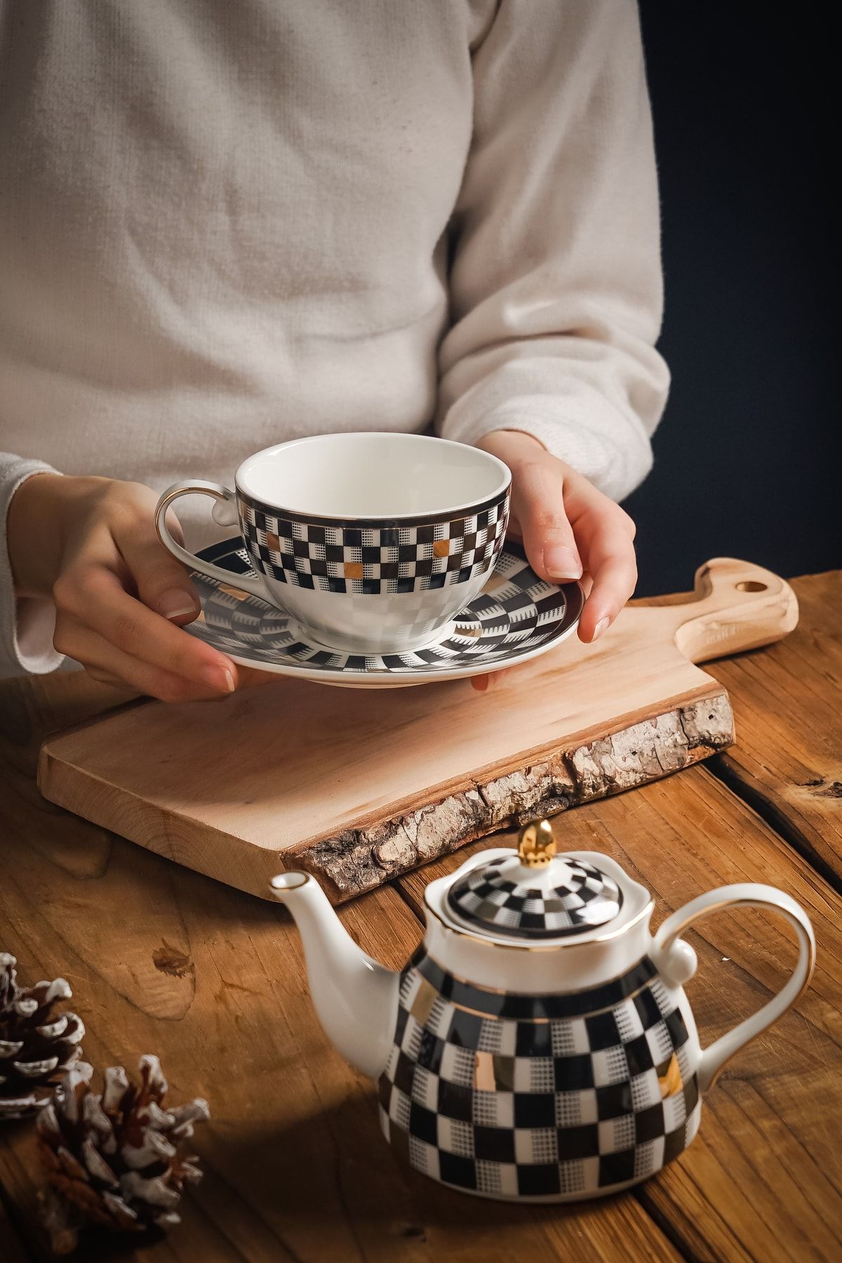 Vadi 4 Piece Checkerboard Patterned Gold Tea and Coffee Cup