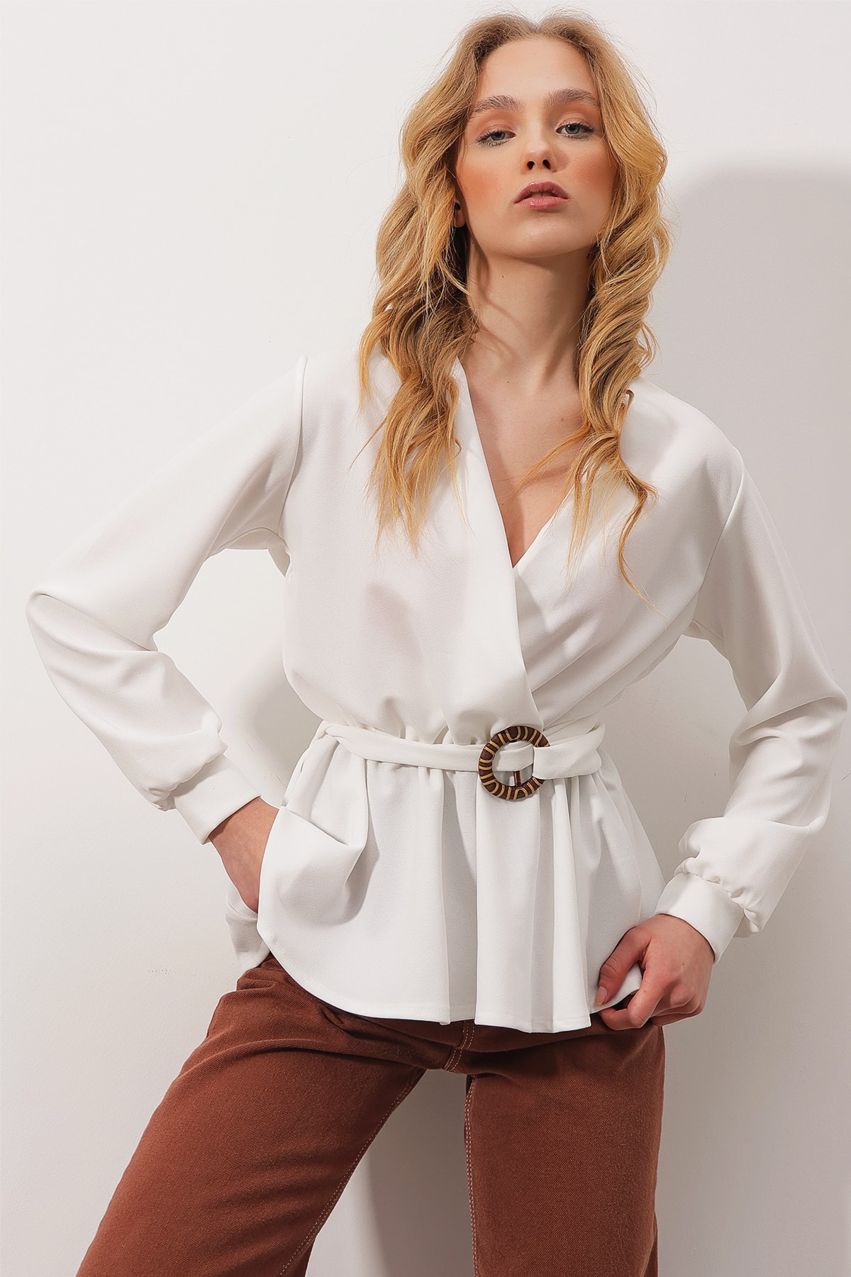 Trend Alaçatı Stili Bluse Weiß Regular Fit Fast ausverkauft