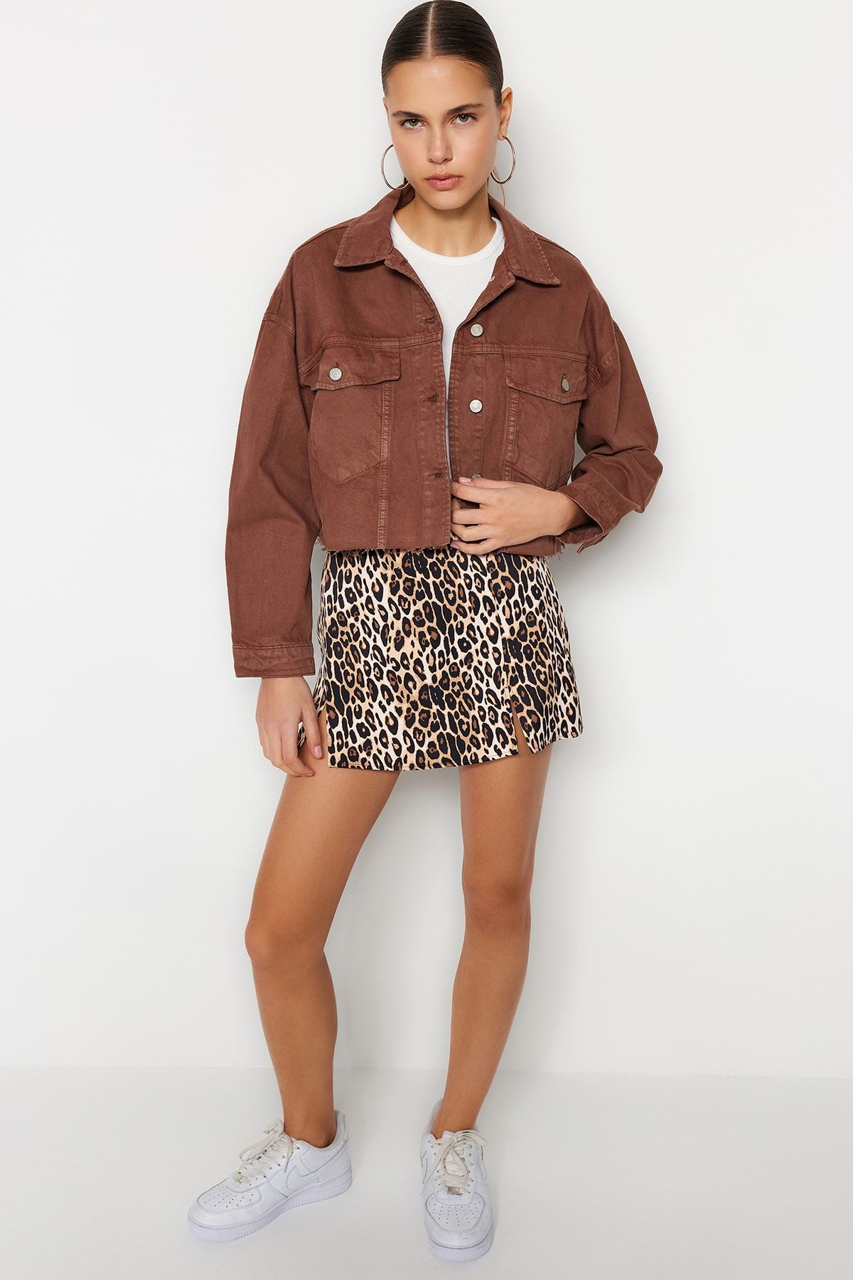 TRENDYOLMİLLA Kahverengi Cep Detaylı Crop Denim Ceket TWOAW23CE00226 CE10218