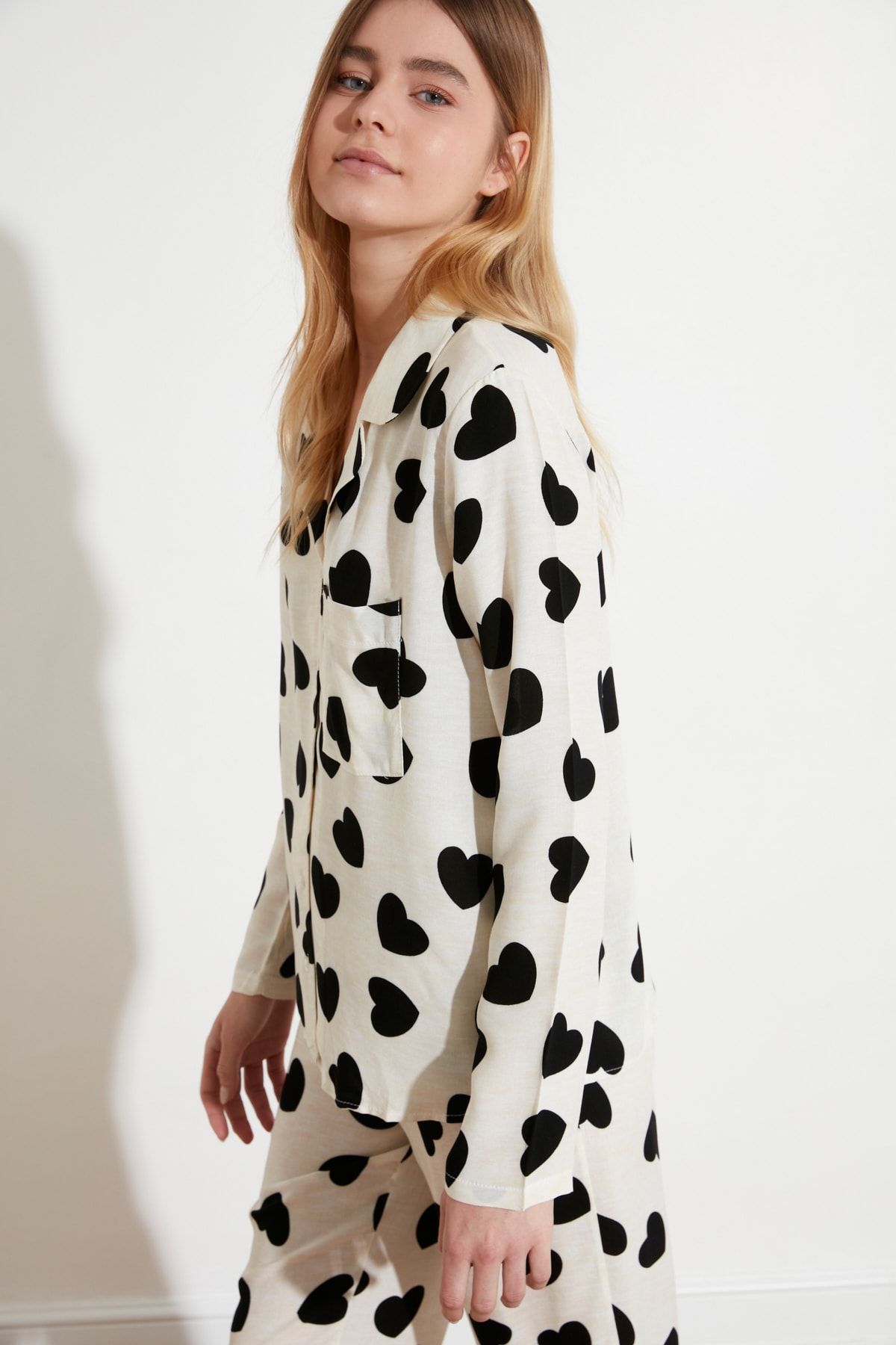 Trendyol Collection-Ecrufarbenes, herzförmiges, gewebtes Pyjama-Set aus Viskose THMAW21PT0936 15