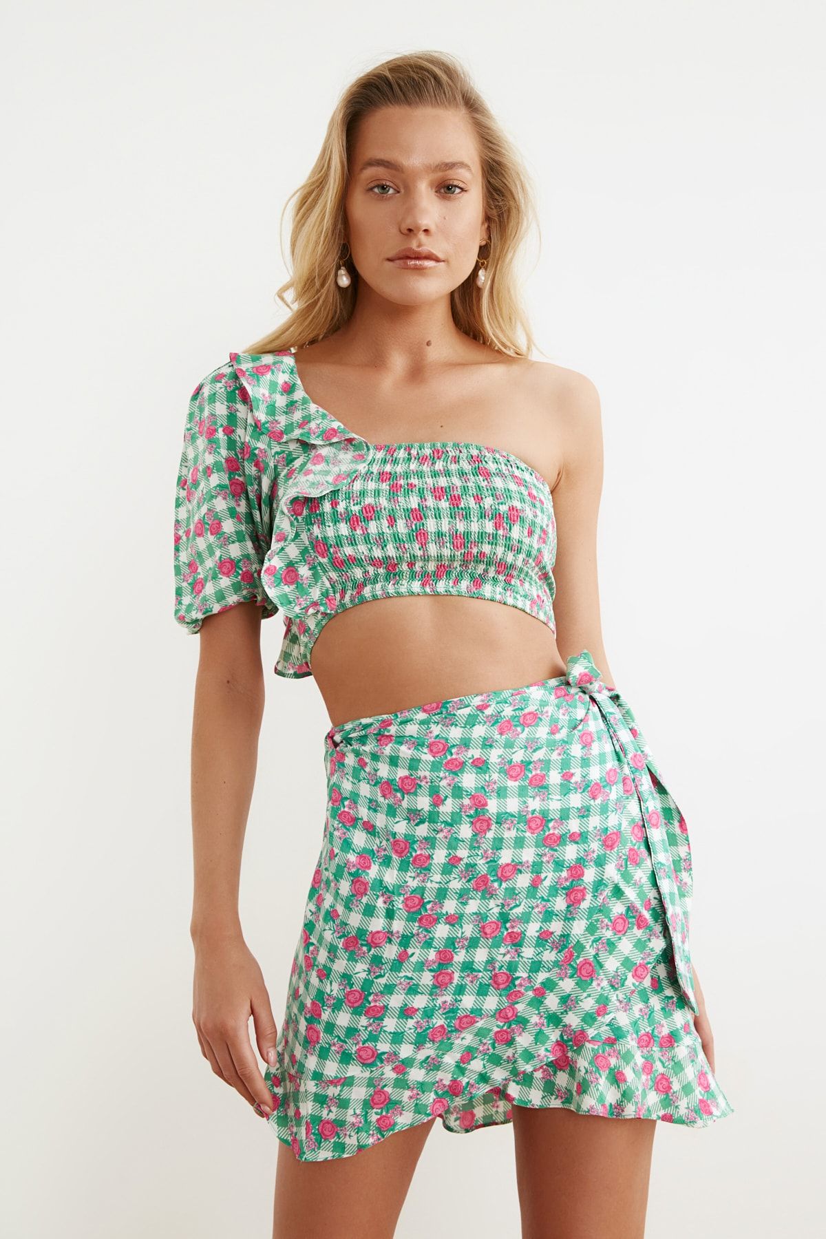 Trendyol Collection-Abstrakt gemustertes, gewebtes Rüschen-Set mit einer Schulter, Bluse und Rock TBESS20AU0030 15