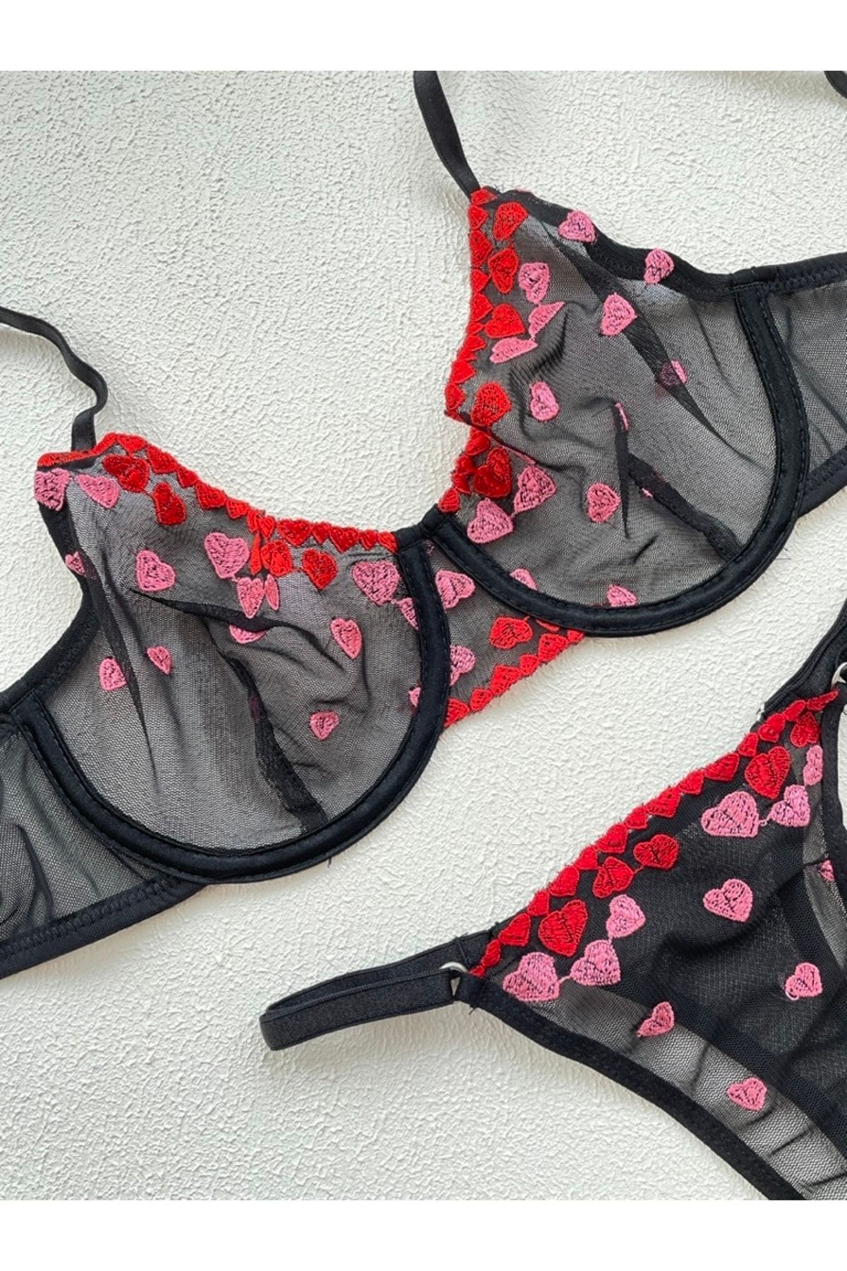 Feruzdesign Siyah Balenli Pembe Kalp Işlemeli Bralet Takımı OH9348