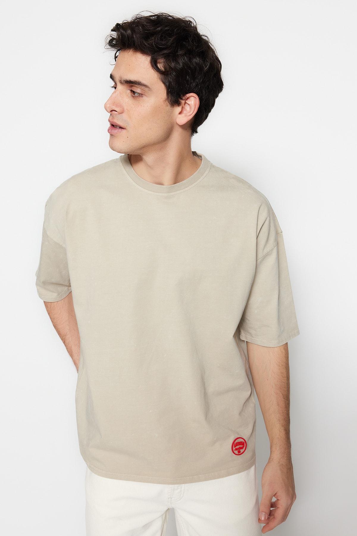 TRENDYOL MAN Bej Erkek Premium Oversize Yıkama Efektli Etiket Aplikeli %100 Pamuk Kalın T-Shirt TMNSS23TS00153
