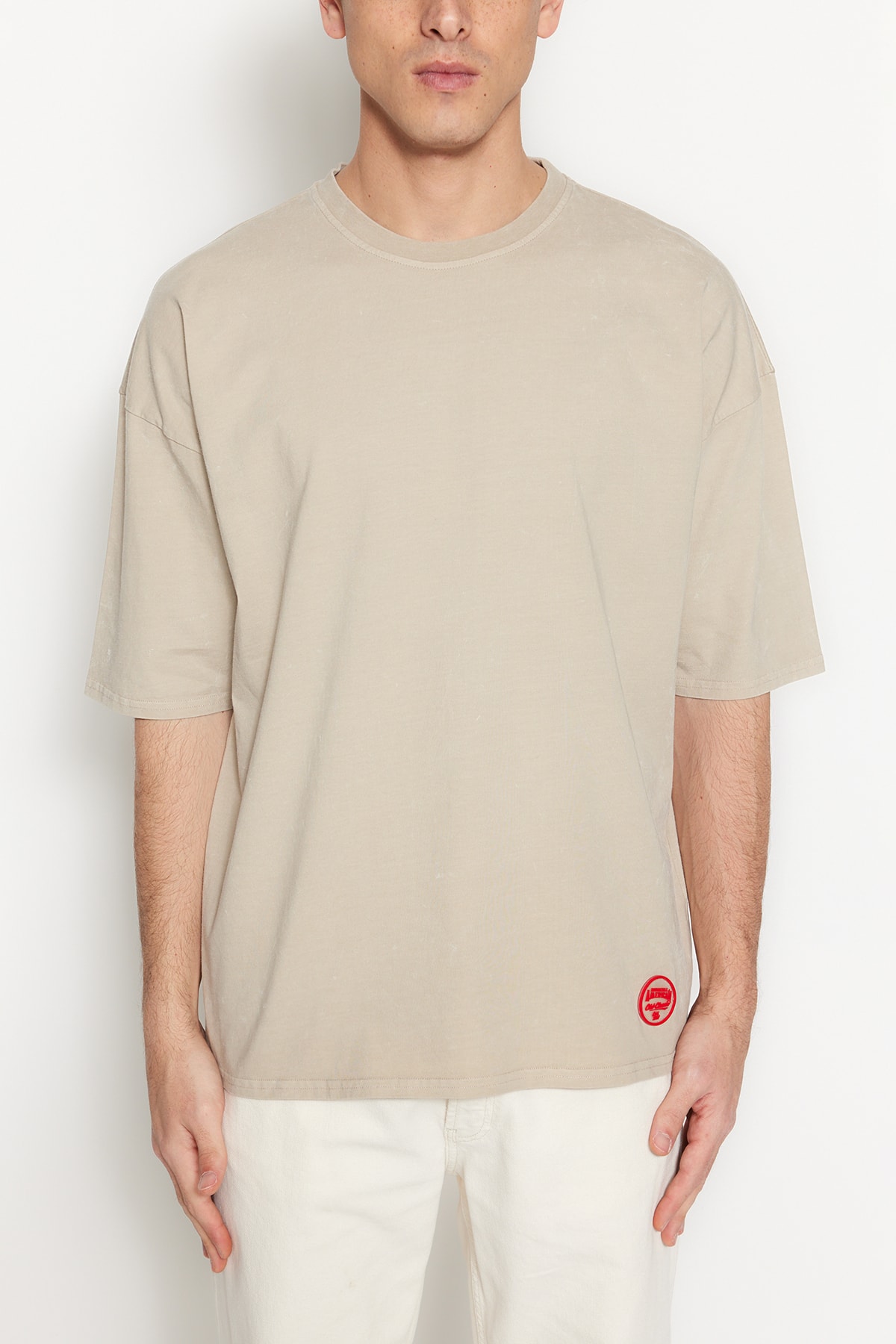 TRENDYOL MAN Bej Erkek Premium Oversize Yıkama Efektli Etiket Aplikeli %100 Pamuk Kalın T-Shirt TMNSS23TS00153 PG9934