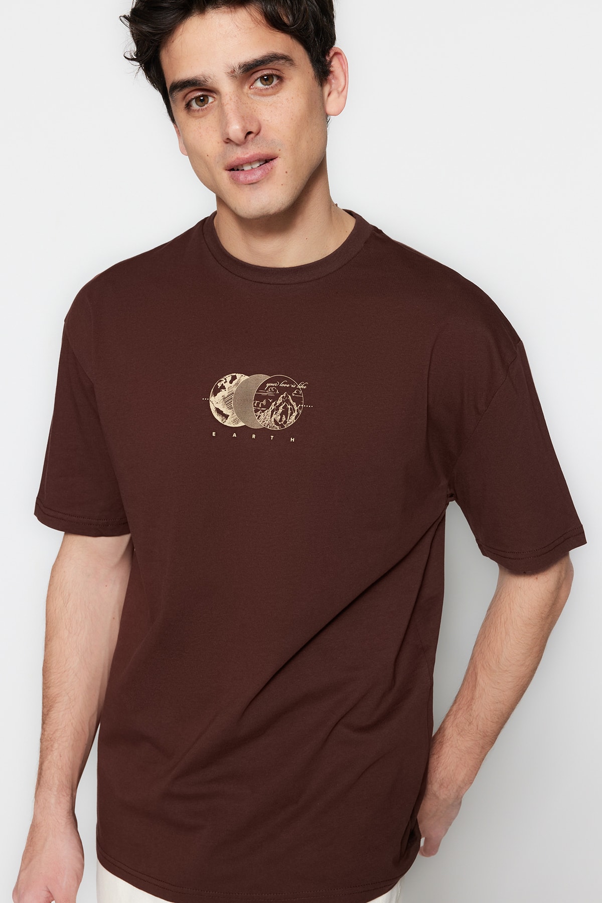 TRENDYOL MAN Kahverengi Erkek Relaxed/Rahat Kesim Uzay Baskılı Baskılı %100 Pamuk T-Shirt TMNSS23TS00261