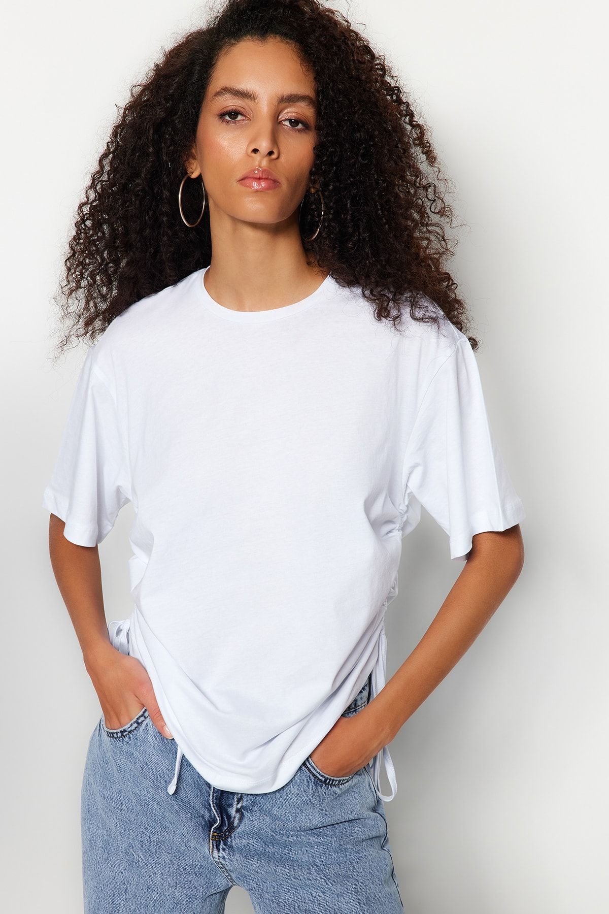 Trendyol Collection Weißes T-Shirt mit und - mit 100 gerafftem Rückenausschnitt Trendyol aus Rundhalsausschnitt Boyfriend-Passform % Baumwolle detaillierter TWOSS23TS00150