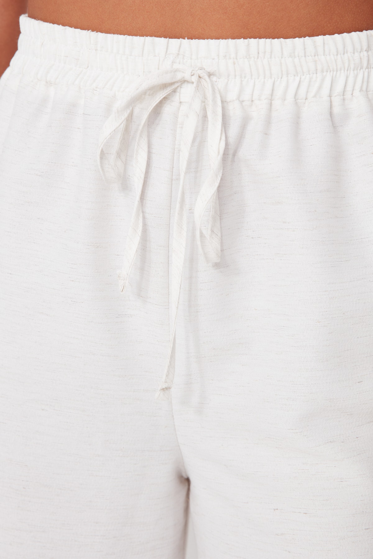 Trendyolmilla  Plaj Giyim Beyaz Dokuma Büzgülü Bluz-Pantolon Takım TBESS23AU00007 - Görsel 5