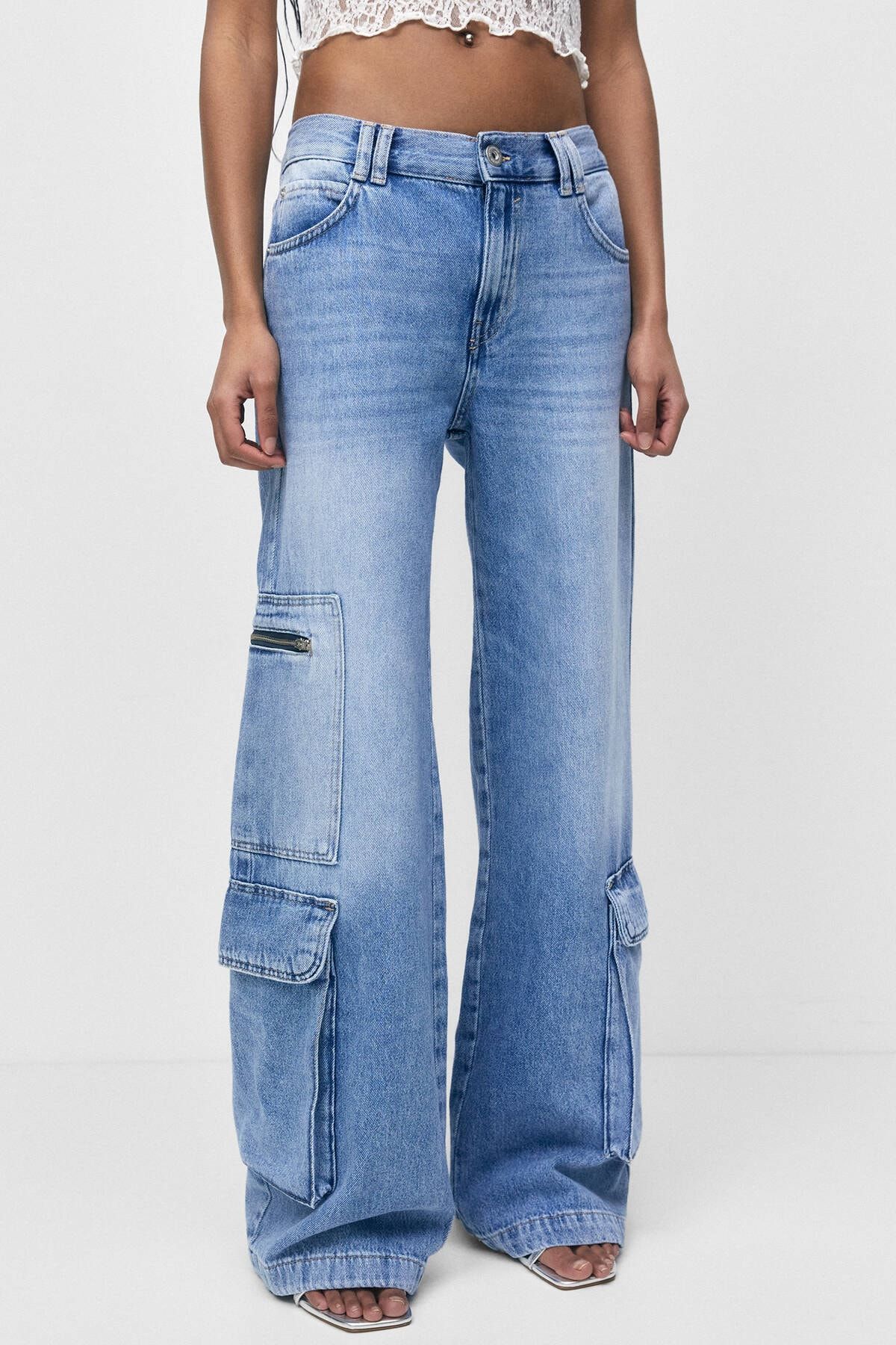 شلوار جین آبی طرح جیب پاکتی مدل گشاد طرحدار زنانه پول اند بیر Pull & Bear (برند اسپانیا)
