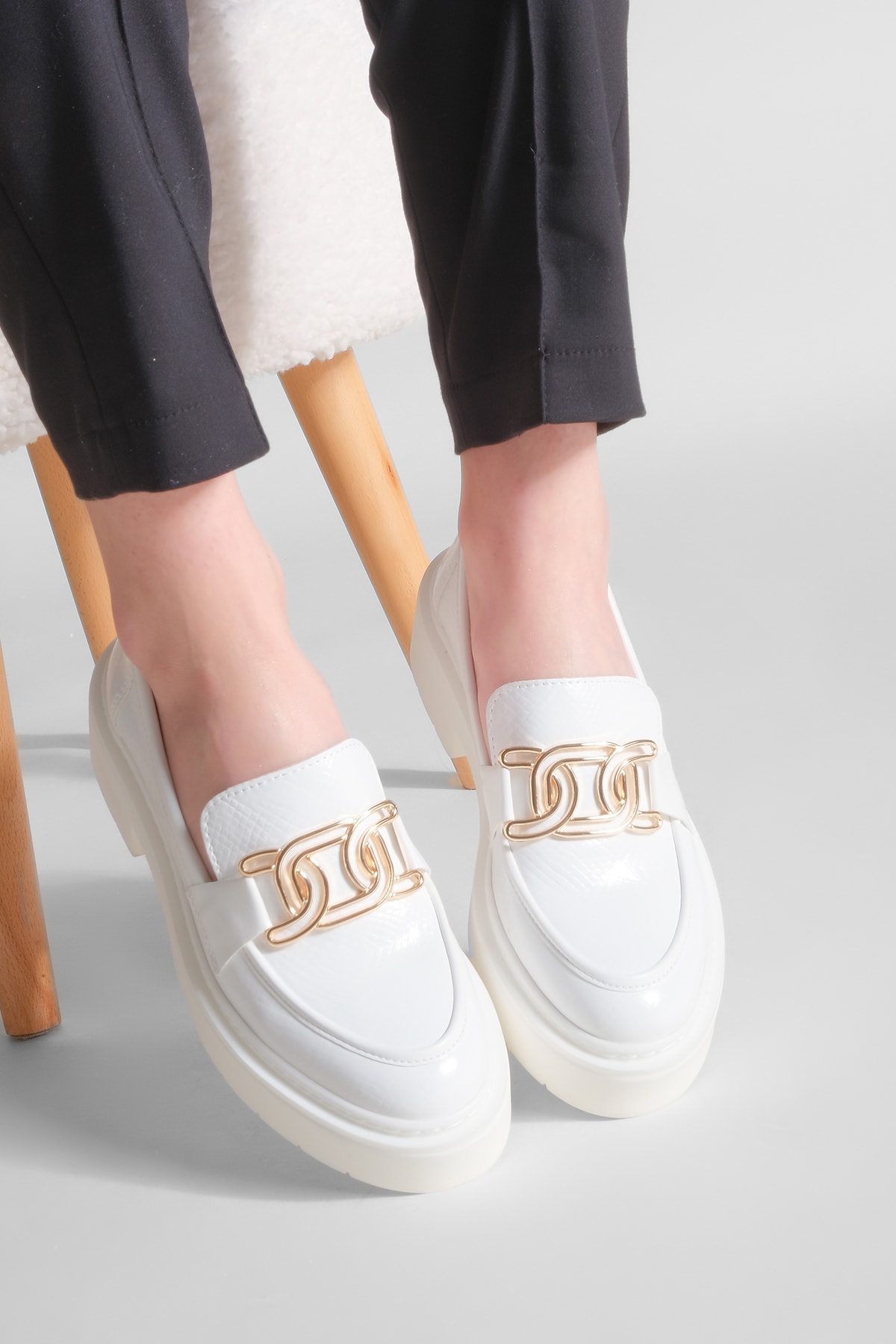 Marjin Kadın Loafer Kalın Taban Tokalı Makosen Günlük Ayakkabı Puter beyaz