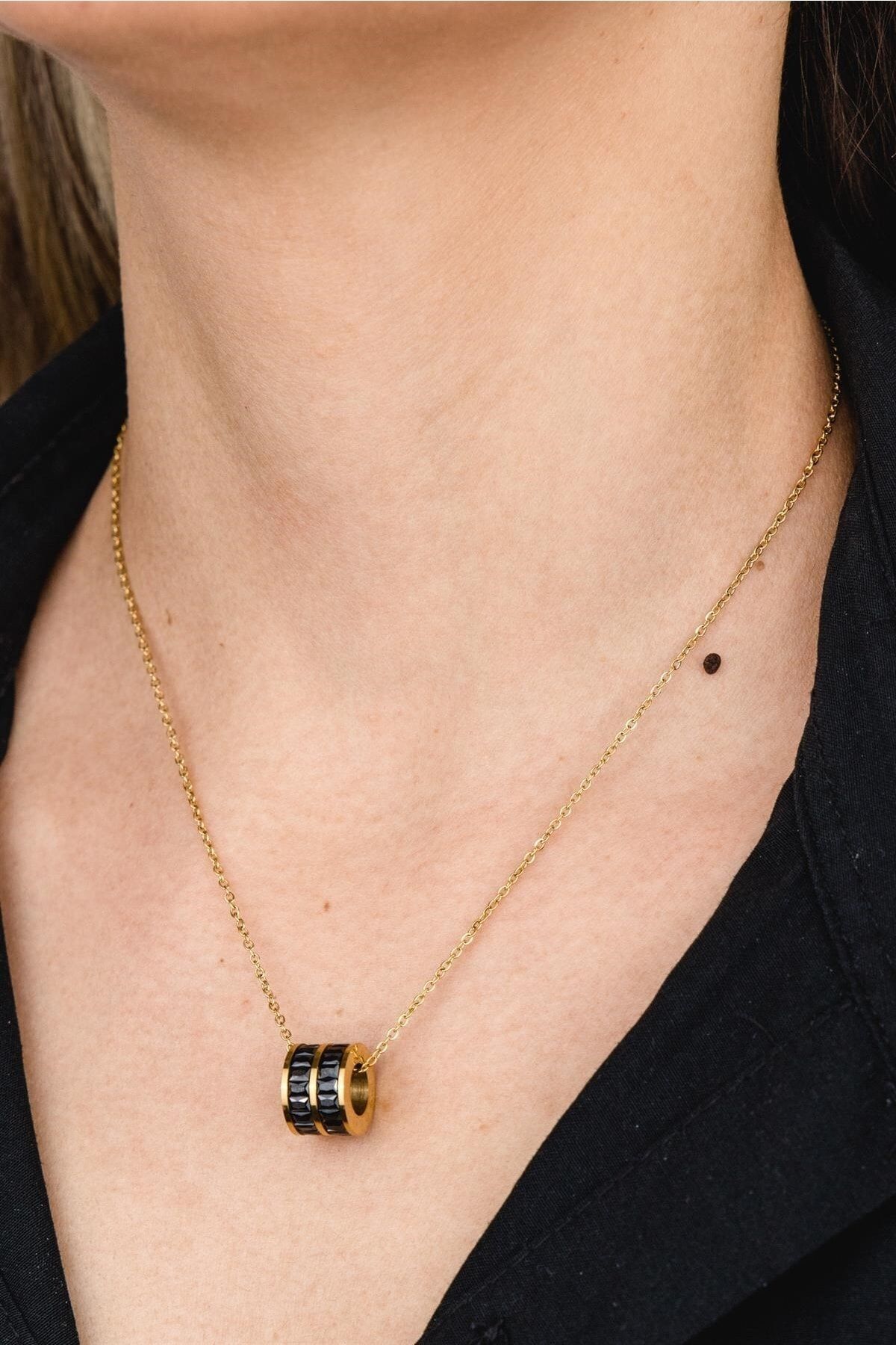 Gold necklace accessories store