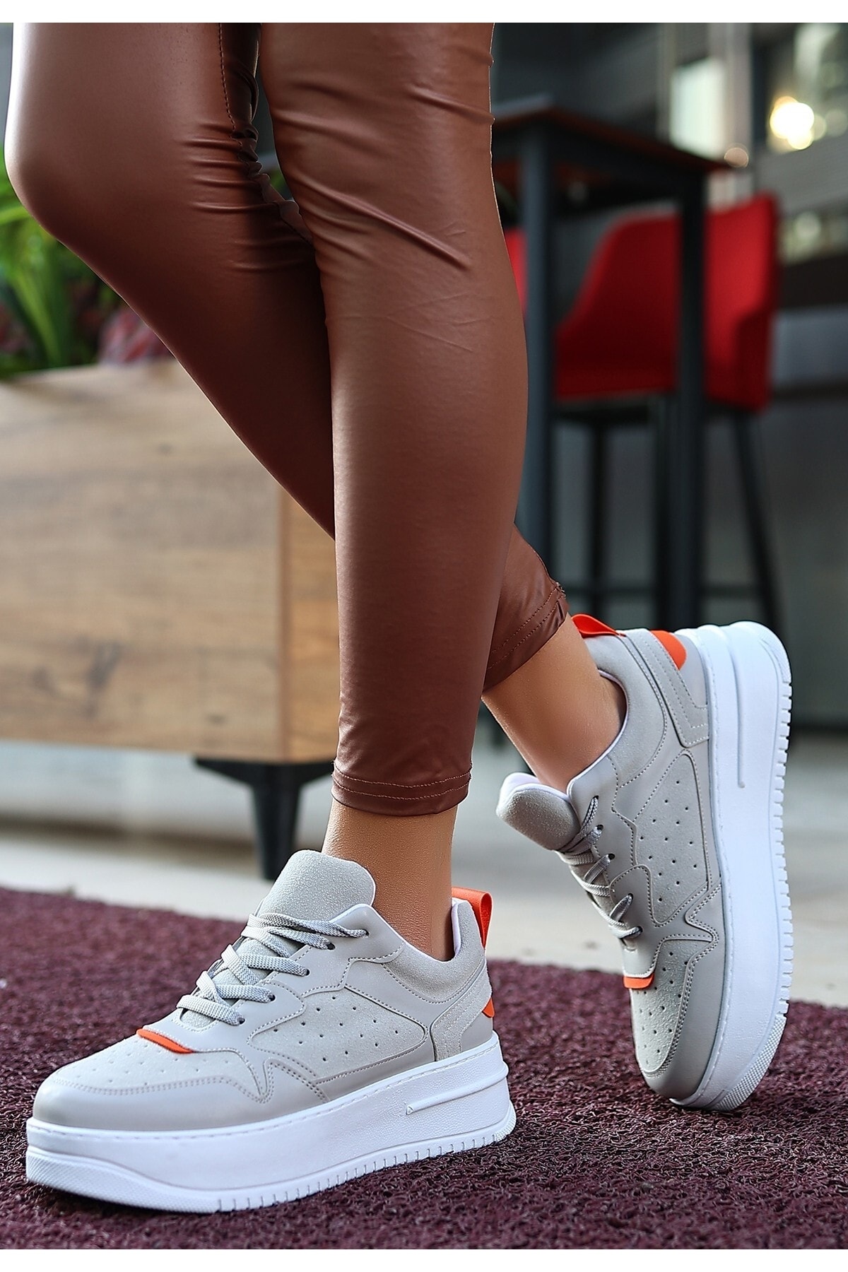 Gri Süet Turuncu Detaylı Bağcıklı Spor Kadın Ayakkabı