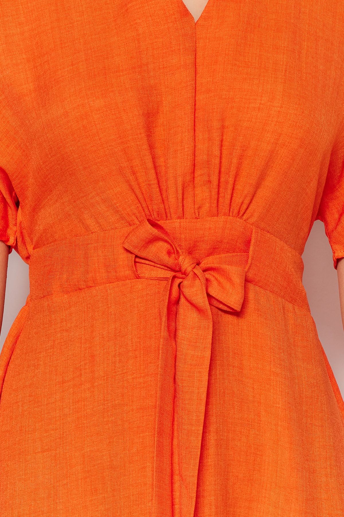 Trendyol Collection-Orangefarbenes A-Linien-Midikleid aus Webstoff mit V-Ausschnitt und Schnürung TWOSS23EL01543 5