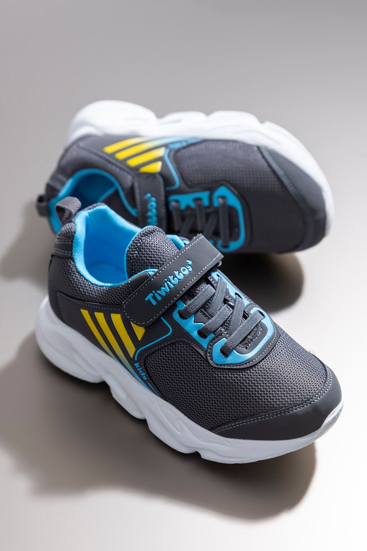 Tonny Black Sneaker Grau Flacher Absatz Fast ausverkauft