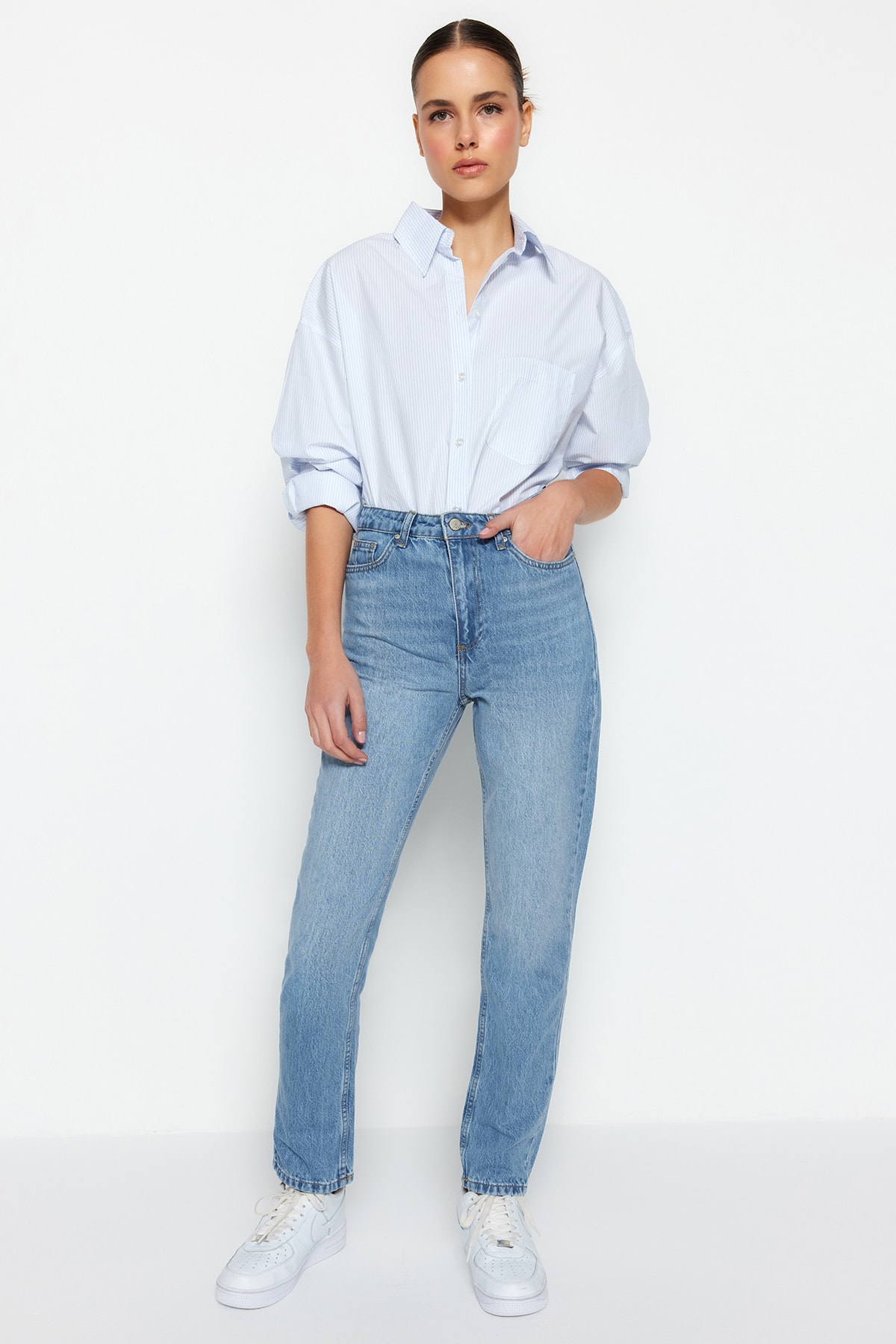 Trendyol Collection Niebieskie proste dżinsy z wysokim stanem TWOSS22JE0653