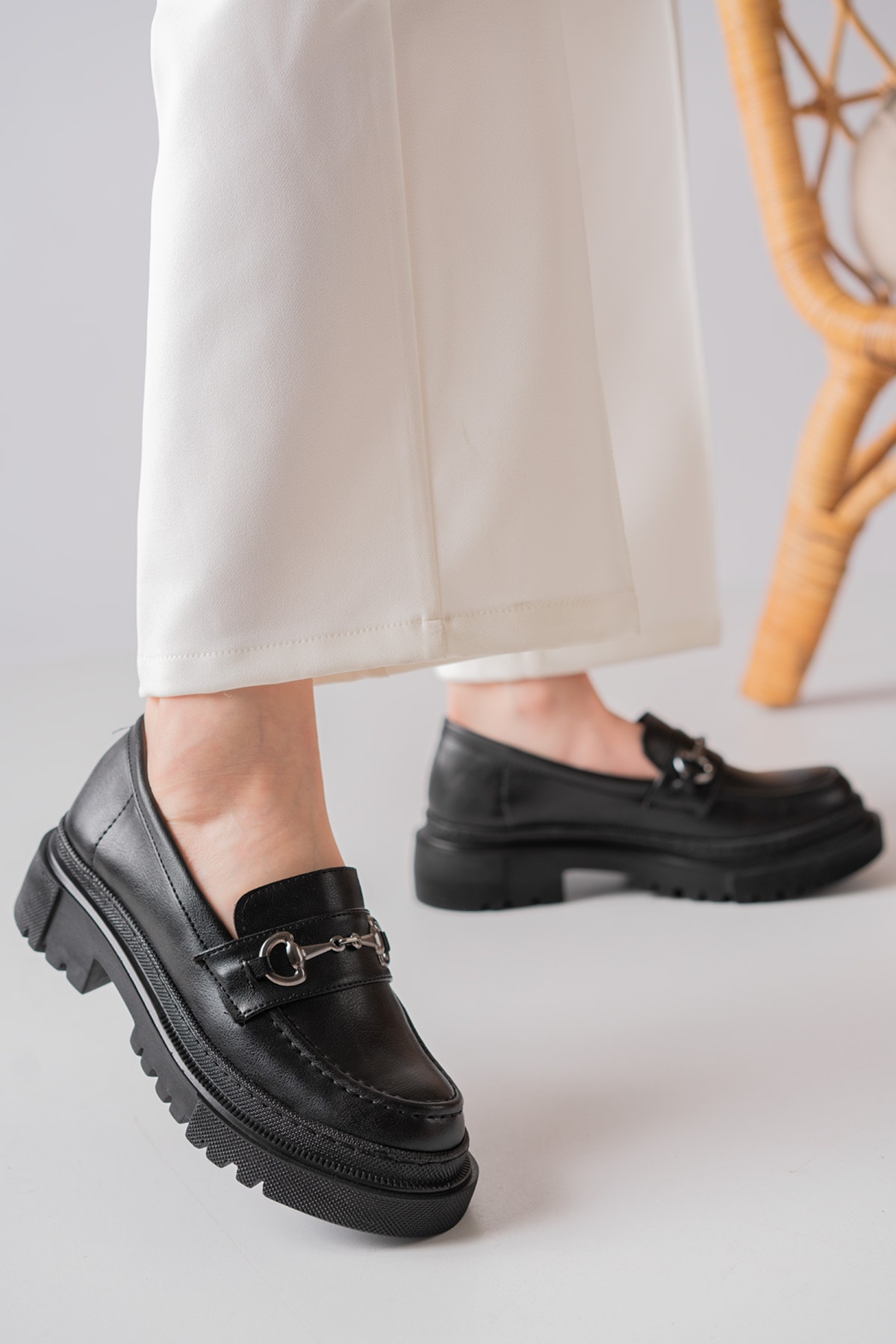 GNY AYAKKABI Kadın Platin Tokalı Siyah Kalın Taban Loafer Makosen Ayakkabı ON9725