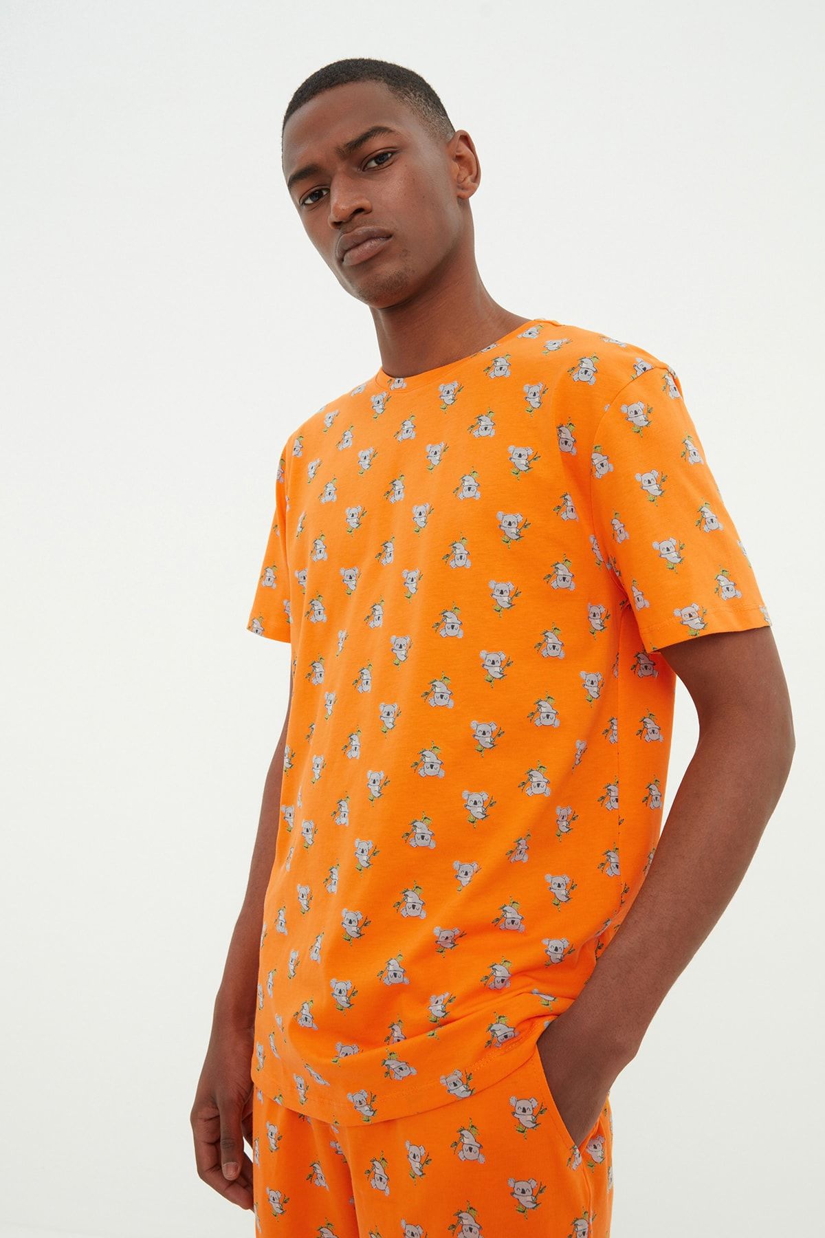 TRENDYOL MAN Turuncu Koala Baskılı Örme Pijama Takımı THMSS21PT1239 ZR9338