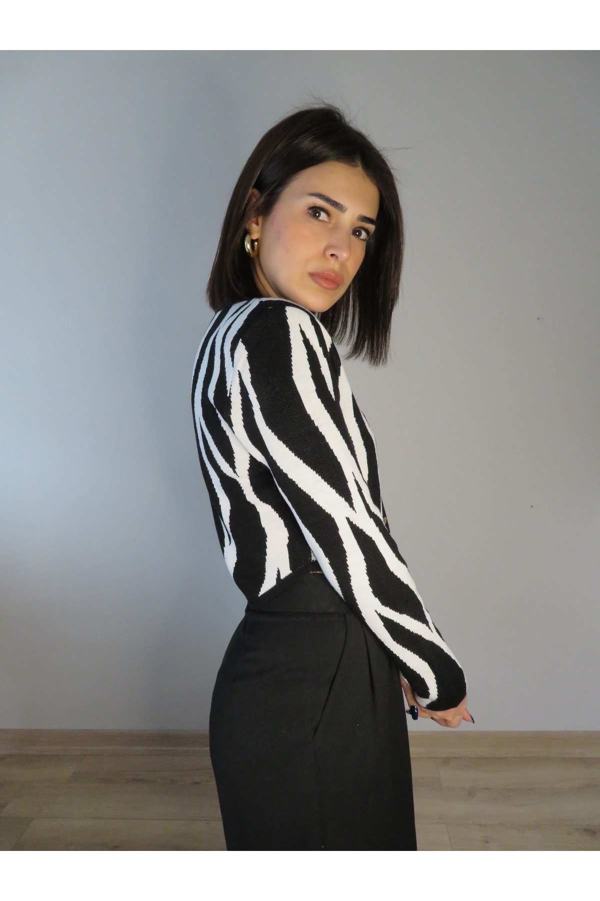 indigo giyim Dik Yaka Asimetrik Kesim Vatkalı Zebra Desenli Crop Kazak