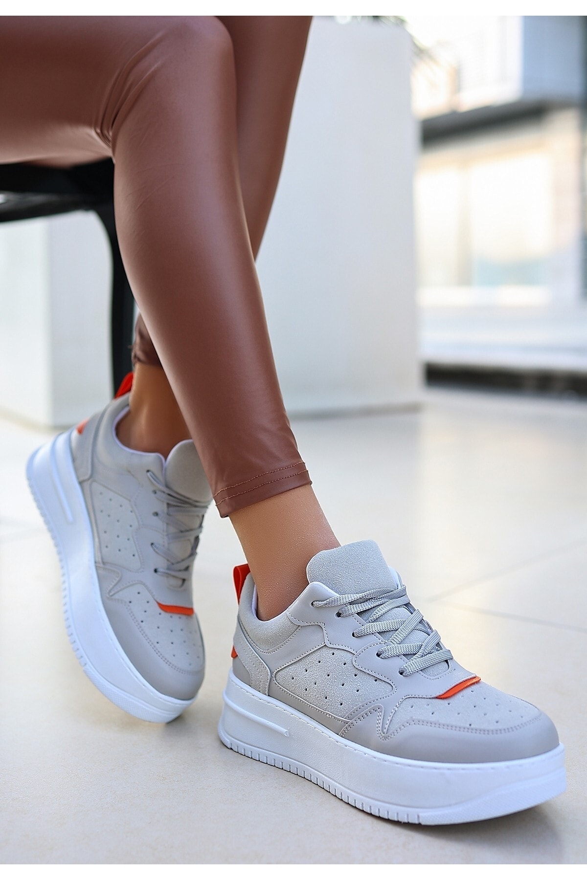 Gri Süet Turuncu Detaylı Bağcıklı Spor Kadın Ayakkabı